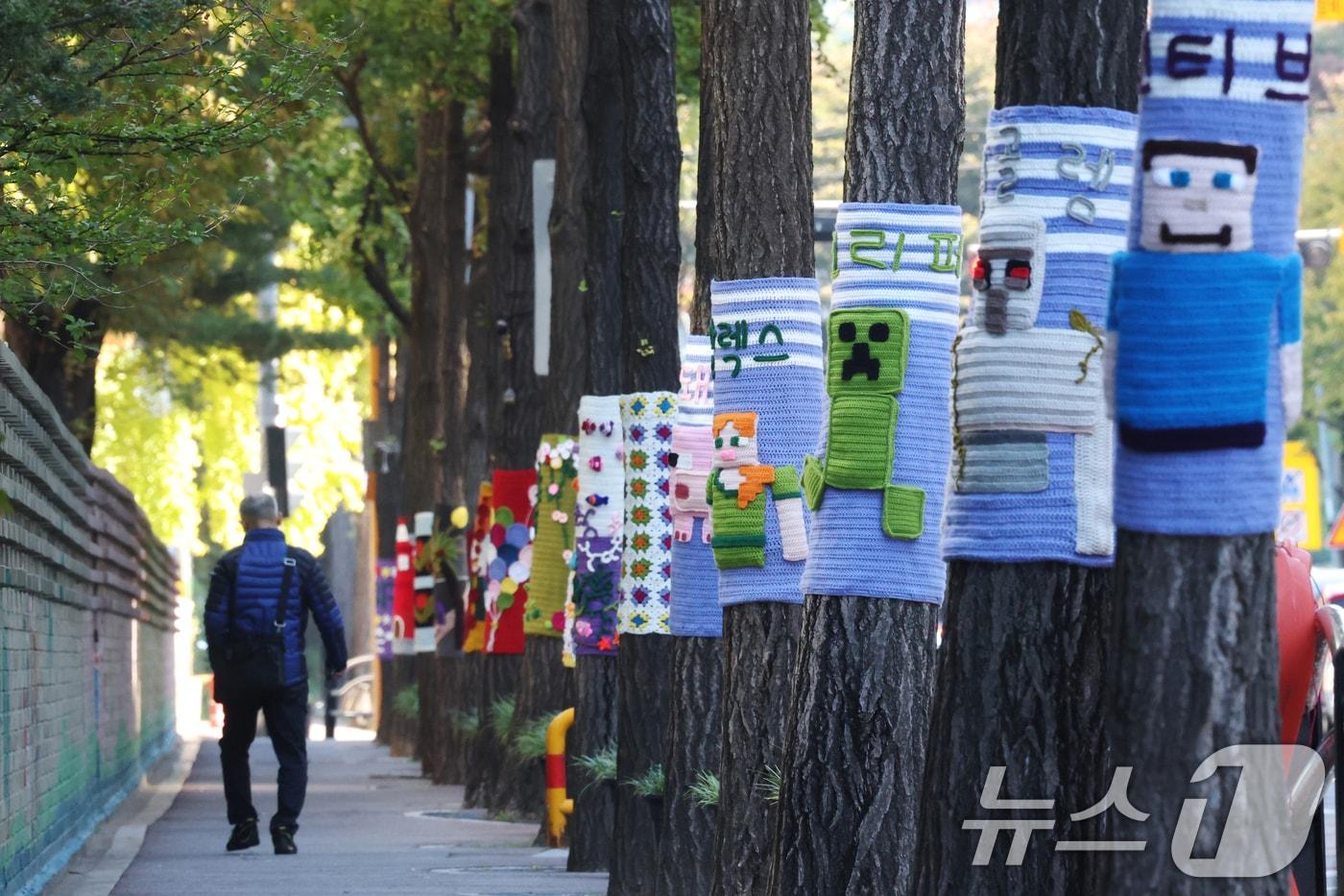 아침 기온이 영하권으로 떨어지며 초겨울 추위를 보인 3일 경기 광명시 하안동 하담길 예술의거리 가로수에 뜨개옷이 입혀져 있다. 2025.11.3/뉴스1 ⓒ News1 김영운 기자