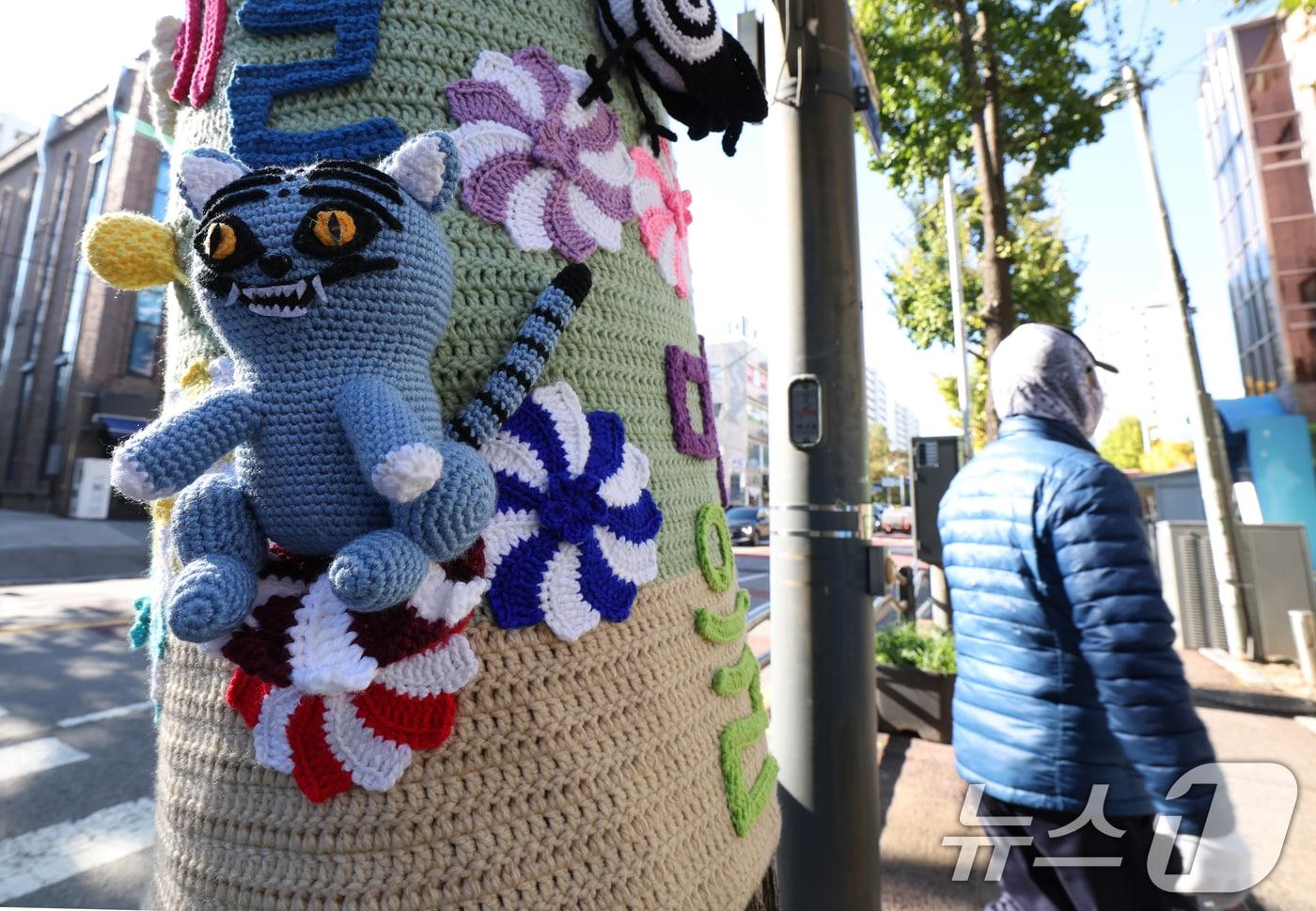 아침 기온이 영하권으로 떨어지며 초겨울 추위를 보인 3일 경기 광명시 하안동 하담길 예술의거리 가로수에 뜨개옷이 입혀져 있다. 2025.11.3/뉴스1 ⓒ News1 김영운 기자