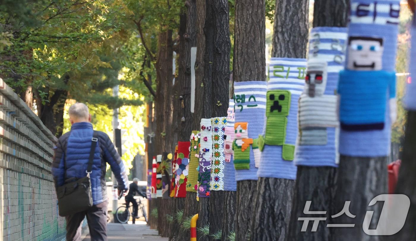아침 기온이 영하권으로 떨어지며 초겨울 추위를 보인 3일 경기 광명시 하안동 하담길 예술의거리 가로수에 뜨개옷이 입혀져 있다. 2025.11.3/뉴스1 ⓒ News1 김영운 기자