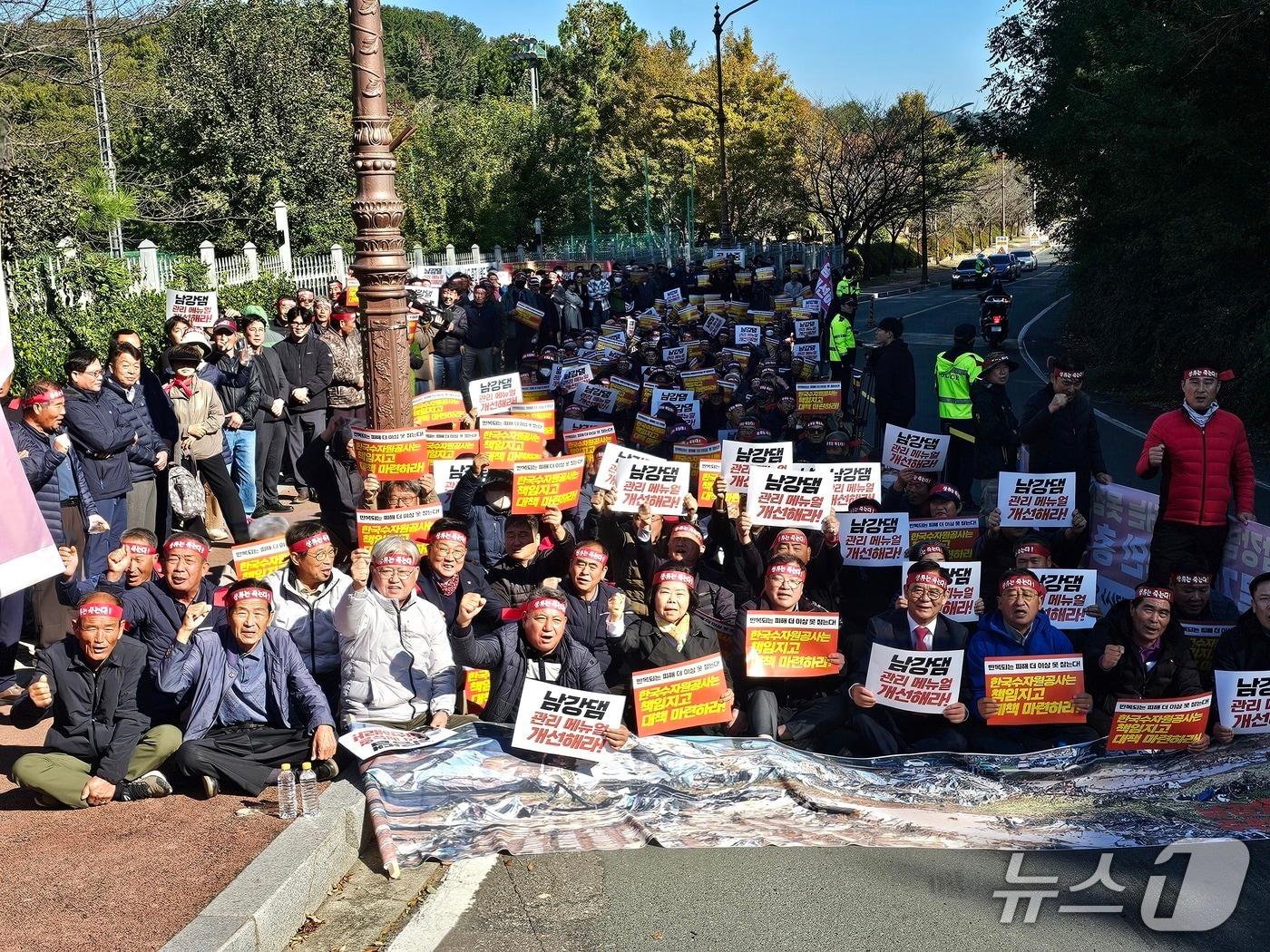 본문 이미지 - 산청 주민들이 3일 한국수자원공사 남강댐지사 앞에서 집회를 열고 수해 피해 예방 대책 마련을 촉구하고 있다. 2025.11.3/뉴스1 한송학기자