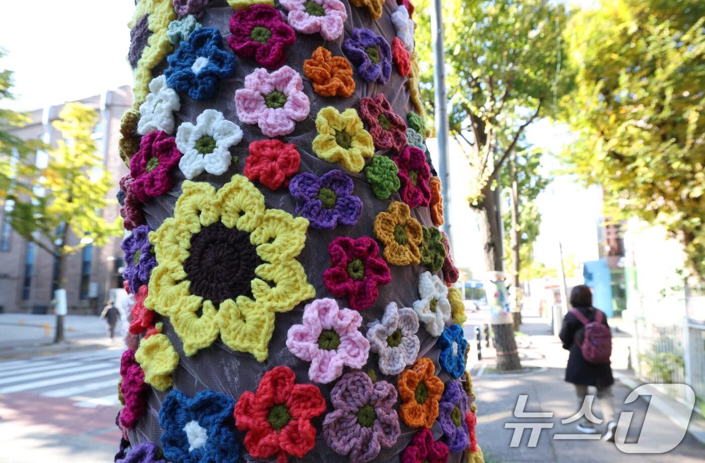 아침 기온이 영하권으로 떨어지며 초겨울 추위를 보인 3일 경기 광명시 하안동 하담길 예술의거리 가로수에 뜨개옷이 입혀져 있다. 2025.11.3/뉴스1 ⓒ News1 김영운 기자