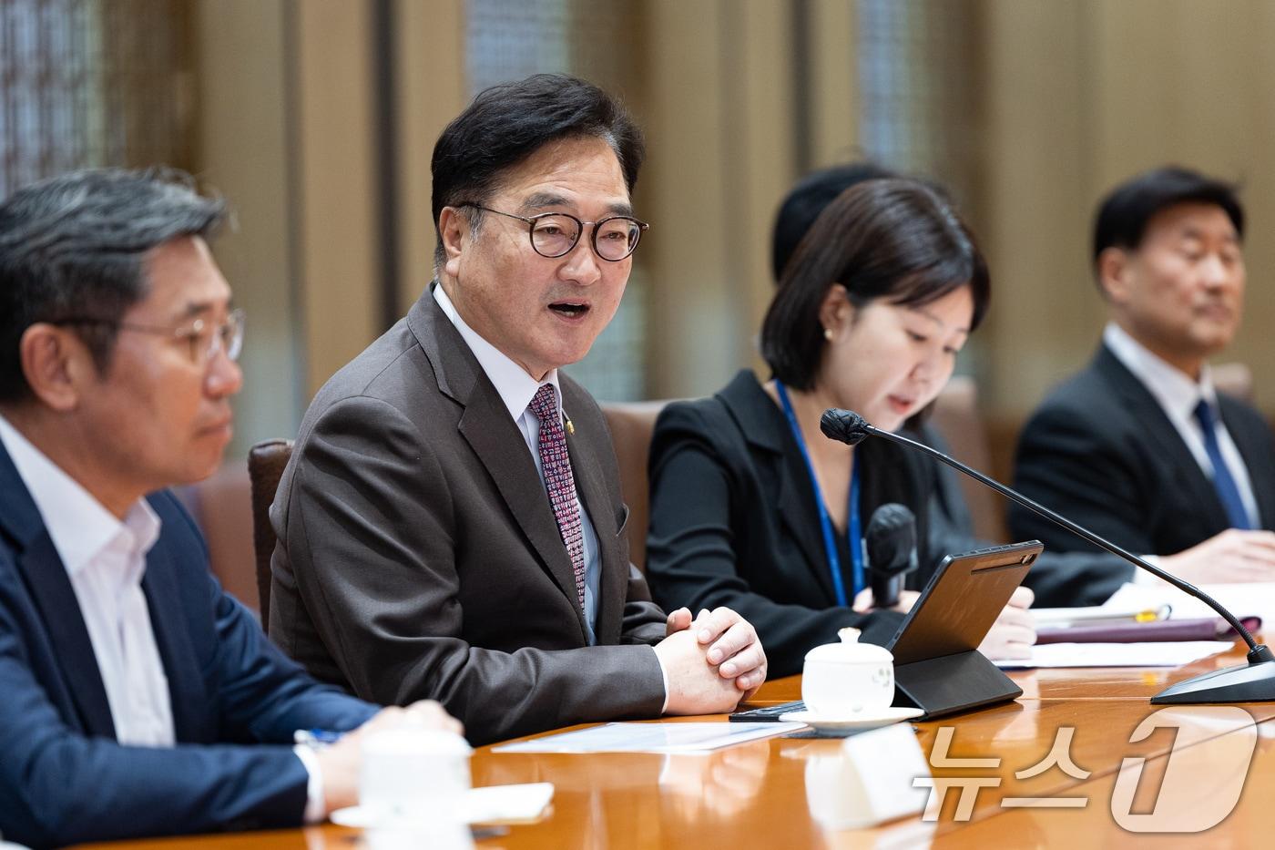 우원식 국회의장이 3일 서울 여의도 국회접견실에서 &#39;2025 힌츠페터국제보도상&#39; 수상자들과 차담을 하고 있다. 2025.11.3/뉴스1 ⓒ News1 유승관 기자