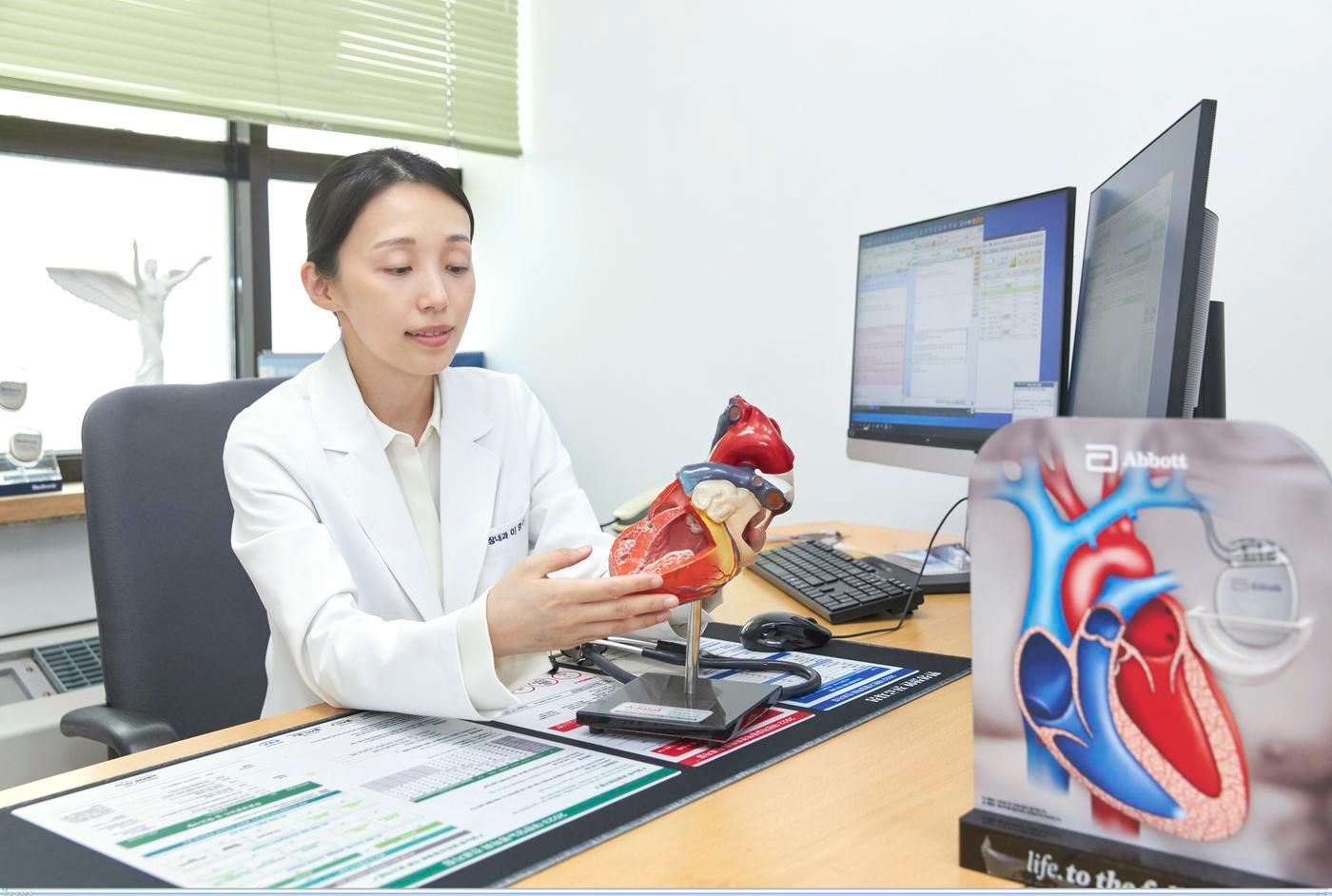 이영신 경희대병원 심장혈관센터 교수가 부정맥에 관해 설명하고 있다.(경희대의료원 제공)