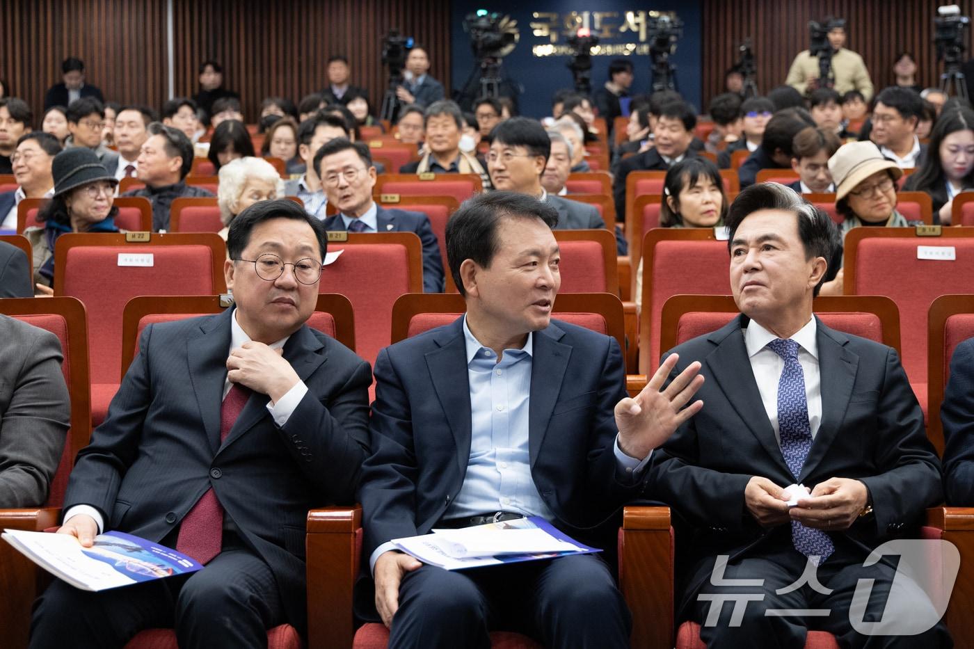 본문 이미지 - 성일종 국민의힘 의원이 3일 서울 여의도 국회에서 열린 대전충남 행정통합 국회 포럼에 참석해 이장우 대전시장, 김태흠 충남도지사와 대화하고 있다. 2025.11.3/뉴스1 ⓒ News1 이승배 기자