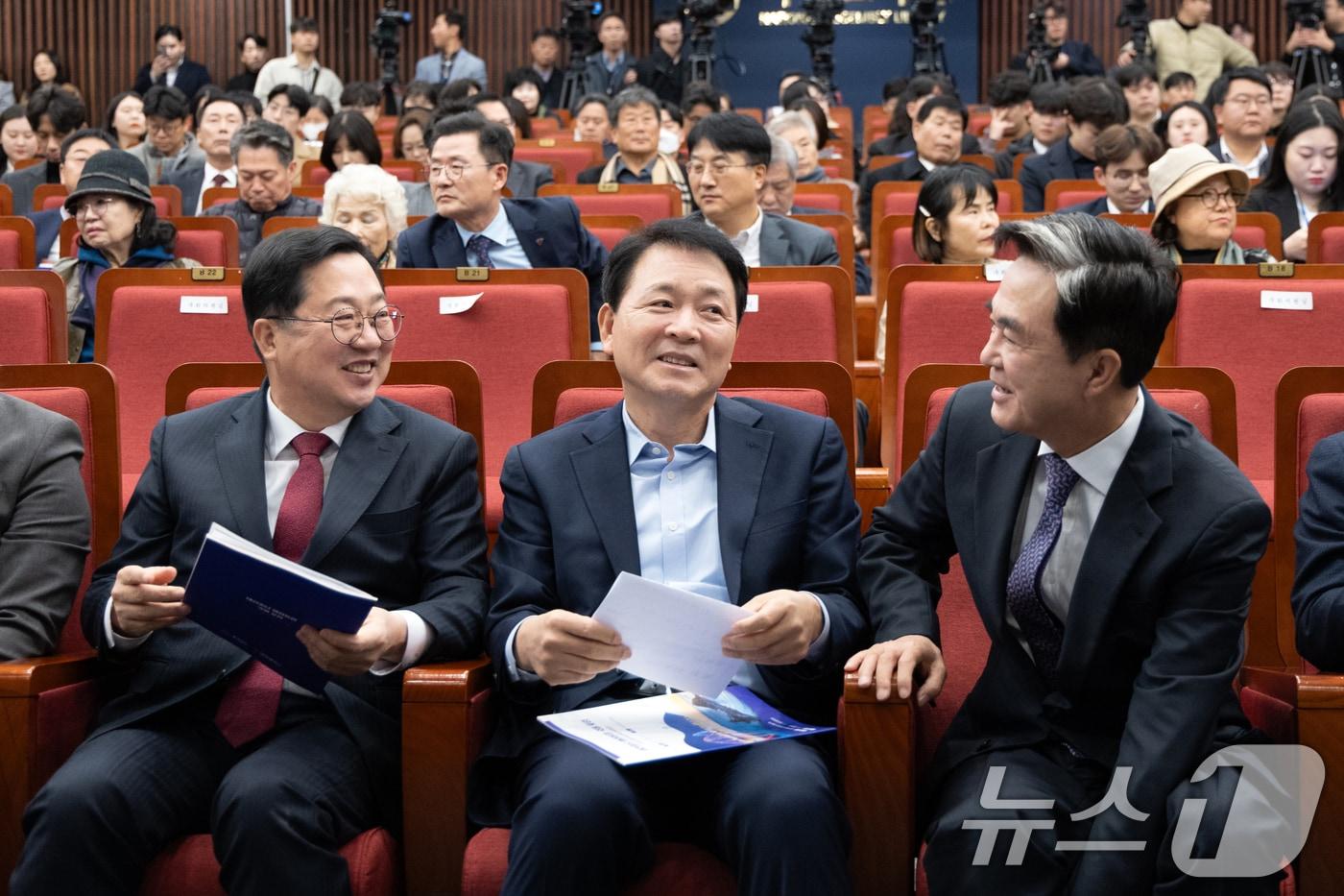 성일종 국민의힘 의원이 3일 서울 여의도 국회에서 열린 대전충남 행정통합 국회 포럼에 참석해 이장우 대전시장(왼쪽), 김태흠 충남도지사(오른쪽)와 대화하고 있다. 2025.11.3/뉴스1 ⓒ News1 이승배 기자