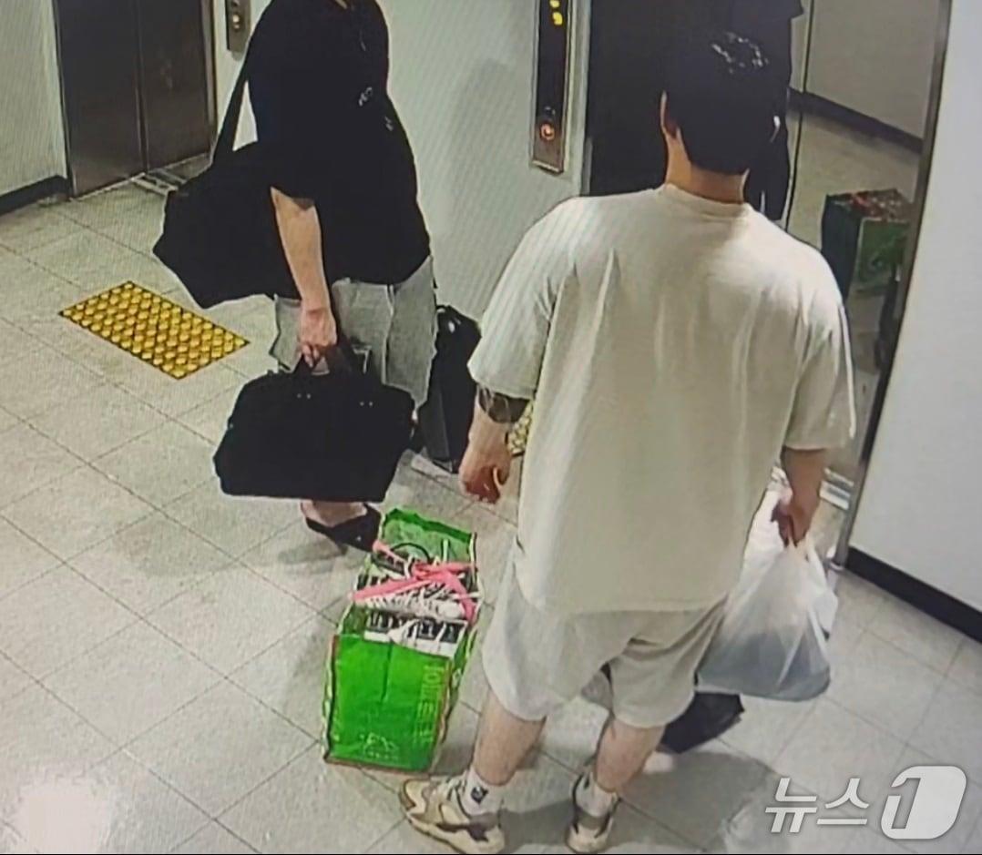 본문 이미지 - 캄보디아 노쇼 범죄조직 관리책 이동장면.(강원경찰청 제공. 재판매 및 DB금지)/뉴스1