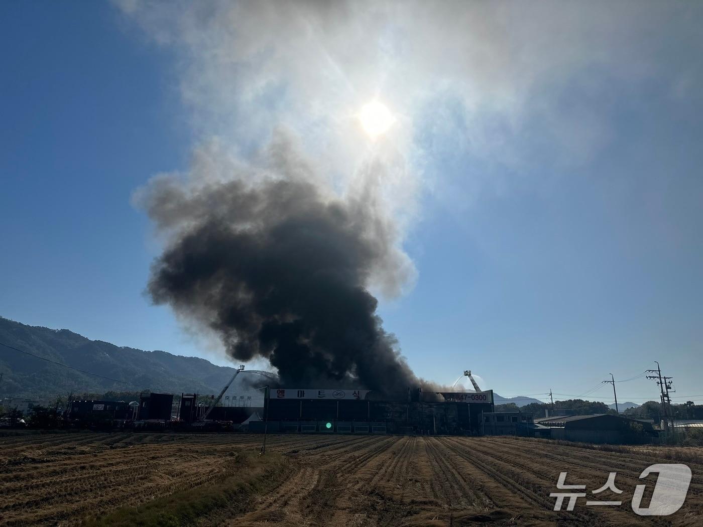 본문 이미지 - 3일 오전 10시 37분께 경기 양주시 삼숭동 삼숭교차로 인근의 마트에서 불이 난 모습 2025.11.3/뉴스1 ⓒ News1 이상휼 기자