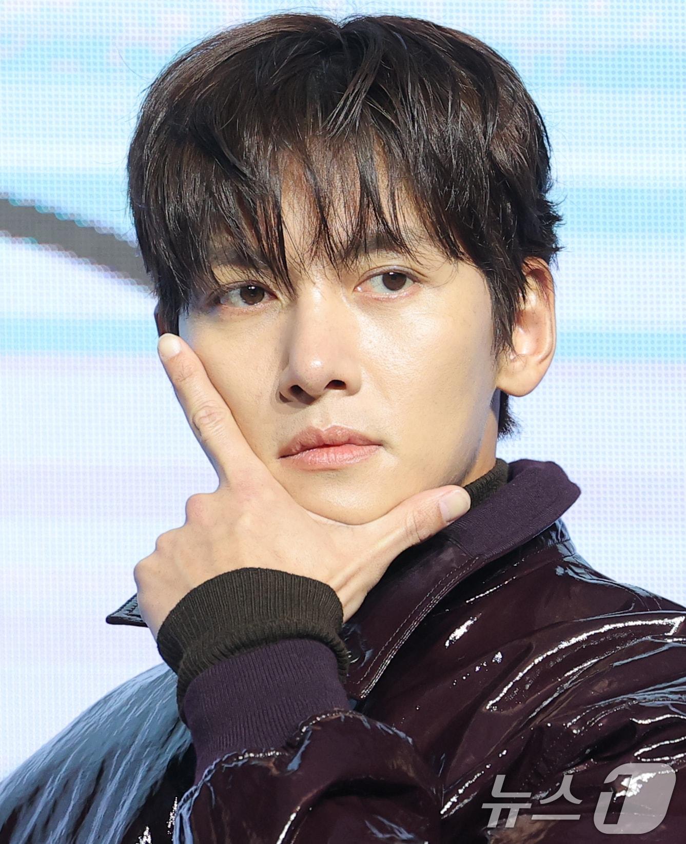 본문 이미지 - 배우 지창욱이 3일 오전 서울 영등포구 콘래드 서울 호텔에서 열린 디즈니+ 오리지널 시리즈 ‘조각도시’(각본 오상호/연출 박신우) 제작발표회에서 포즈를 취하고 있다. ‘조각도시’는 평범한 삶을 살던 태중(지창욱 분)이 어느 날 억울하게 흉악한 범죄에 휘말려 감옥에 가게 되고, 모든 것은 요한(도경수 분)에 의해 계획되었다는 것을 알게 되면서 그를 향한 복수를 실행하는 액션 드라마다. 2025.11.3/뉴스1 ⓒ News1 권현진 기자