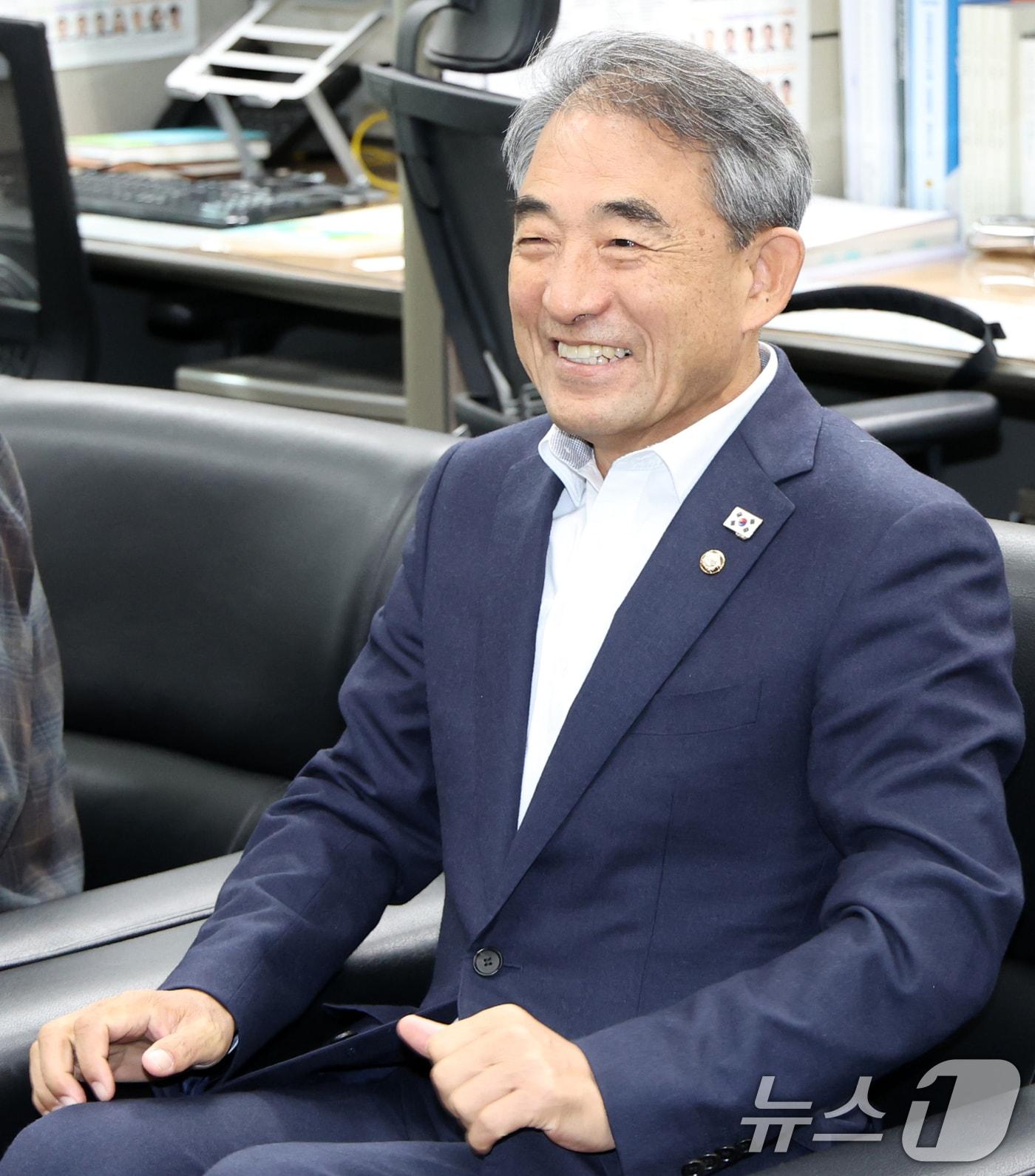 본문 이미지 - 윤준병 더불어민주당 신임 전북도당위원장이 3일 전북 전주시 전북특별자치도의회 기자실을 방문해 환하게 웃으며 간담회를 준비하고 있다. 2025.11.3/뉴스1 ⓒ News1 유경석 기자