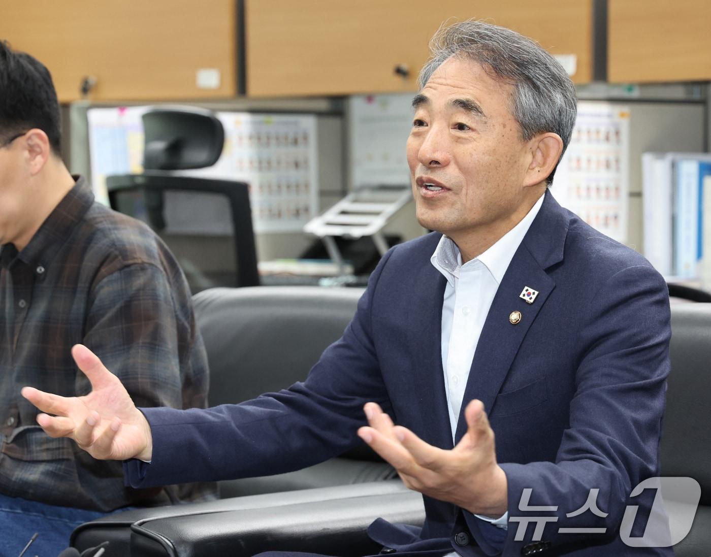 본문 이미지 - 윤준병 더불어민주당 신임 전북도당위원장이 3일 전북 전주시 전북특별자치도의회 기자실에서 간담회를 열고 질의에 답변을 하고 있다. 2025.11.3/뉴스1 ⓒ News1 유경석 기자