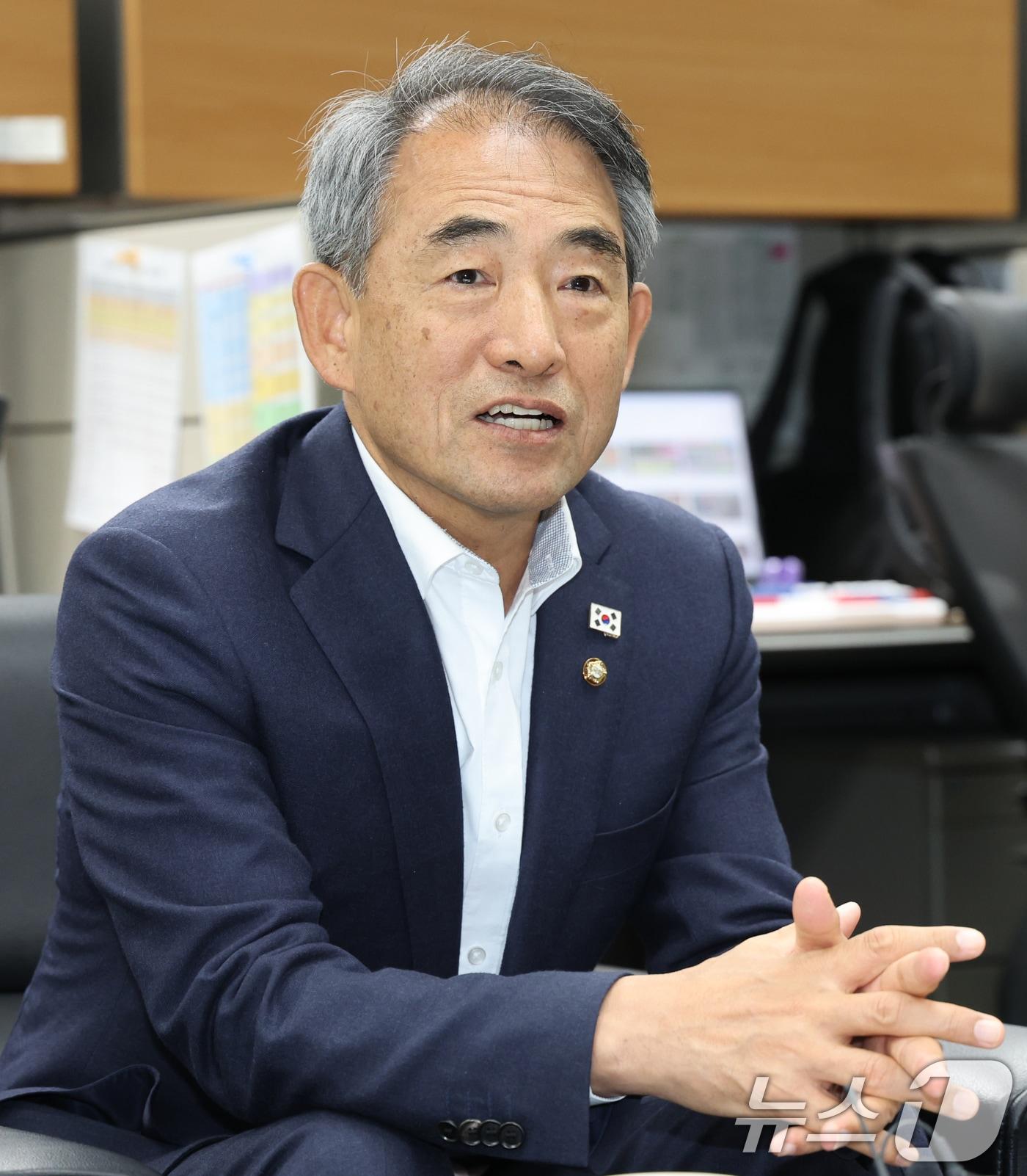 본문 이미지 - 윤준병 더불어민주당 신임 전북도당위원장이 지난 3일 전북 전주시 전북특별자치도의회 기자실에서 간담회를 열고 질의에 답변하고 있는 모습. 2025.11.3/뉴스1 ⓒ News1 유경석 기자