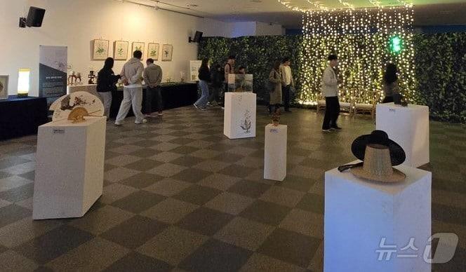 본문 이미지 - 함평 군립미술관 사군자테마관에 전시된 작품.&#40;함평군 제공. 재배포 및 DB 금지&#41;