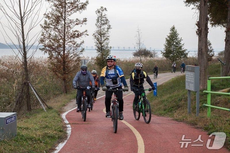 본문 이미지 - 군산시가 자전거 사고로 인해 피해를 입은 시민들을 위해 자전거 보험에 가입했다.(군산시 제공. 재판매 및 DB금지)