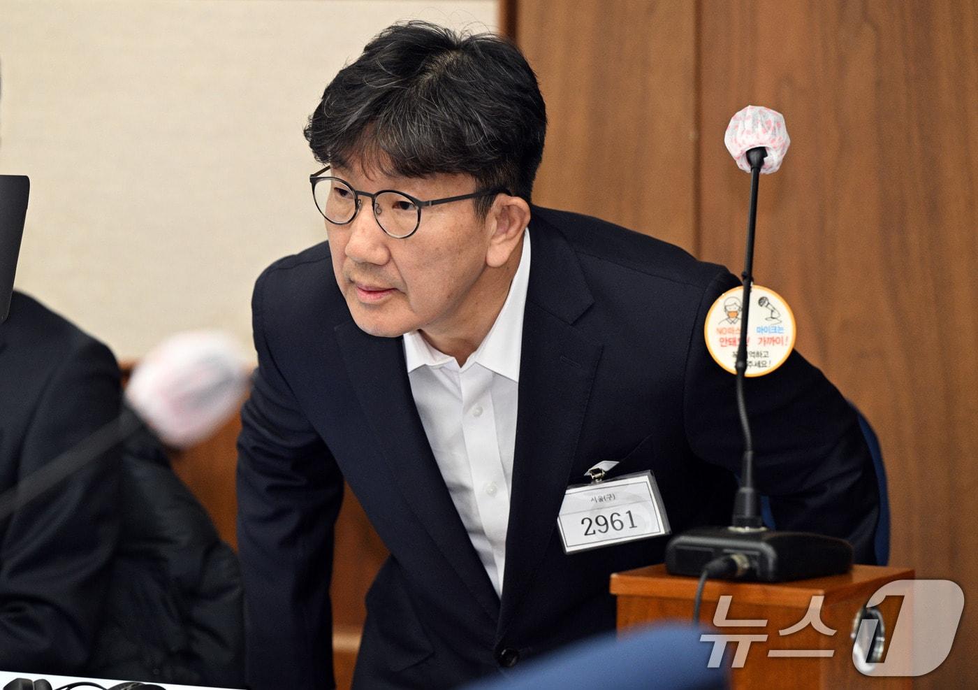 권성동 국민의힘 의원이 3일 서울 서초동 서울중앙지법에서 통일교로부터 불법 정치자금을 수수한 혐의 사건 1차 공판에 출석해 자리에 앉고 있다. 2025.11.3/뉴스1 ⓒ News1 사진공동취재단