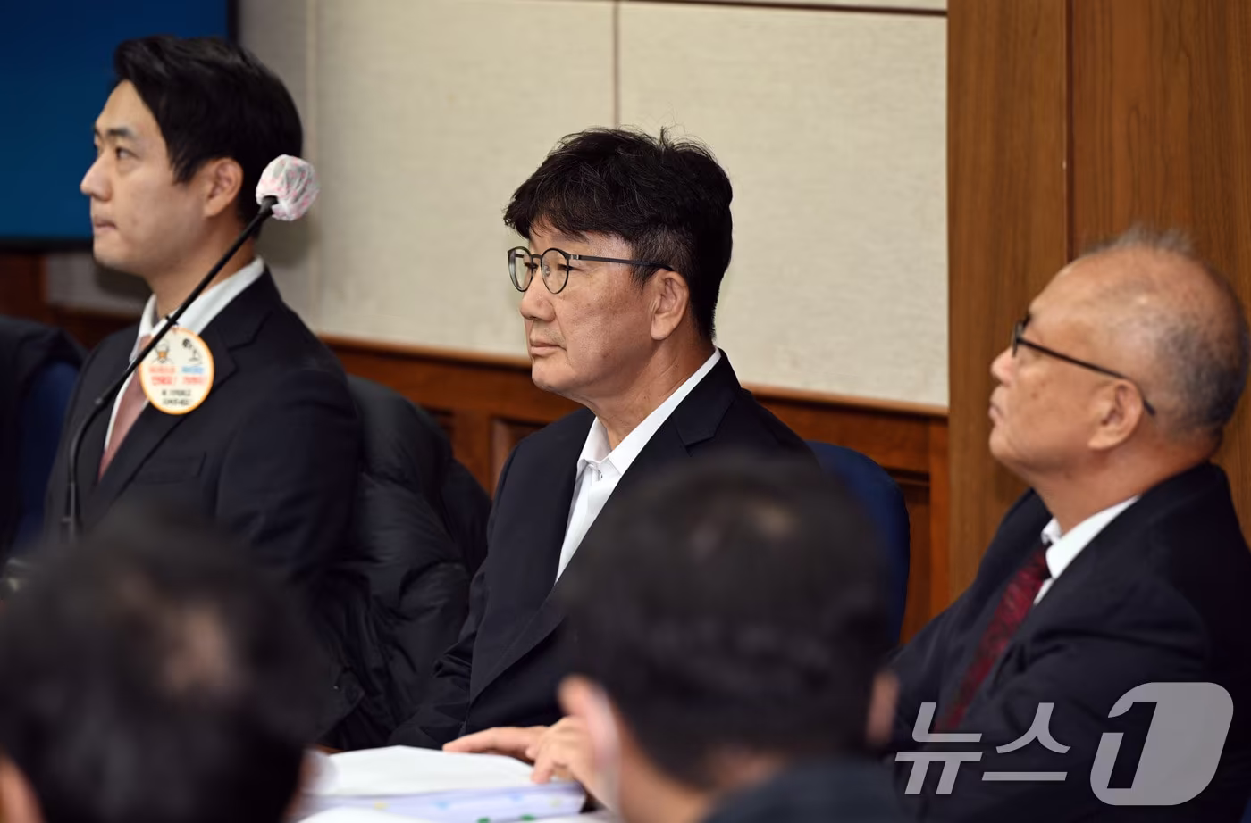 권성동 국민의힘 의원이 3일 서울 서초동 서울중앙지법에서 통일교로부터 불법 정치자금을 수수한 혐의 사건 1차 공판에 출석하고 있다. 2025.11.3/뉴스1 ⓒ News1 사진공동취재단