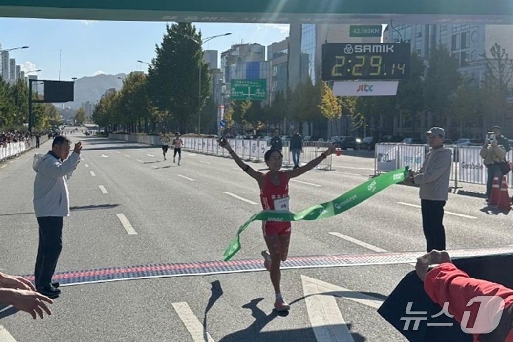 본문 이미지 - 임예진 선수의 2025 JTBC 서울마라톤 결승선 통과 모습.(충주시 제공. 재판매 및 DB금지)/뉴스1 