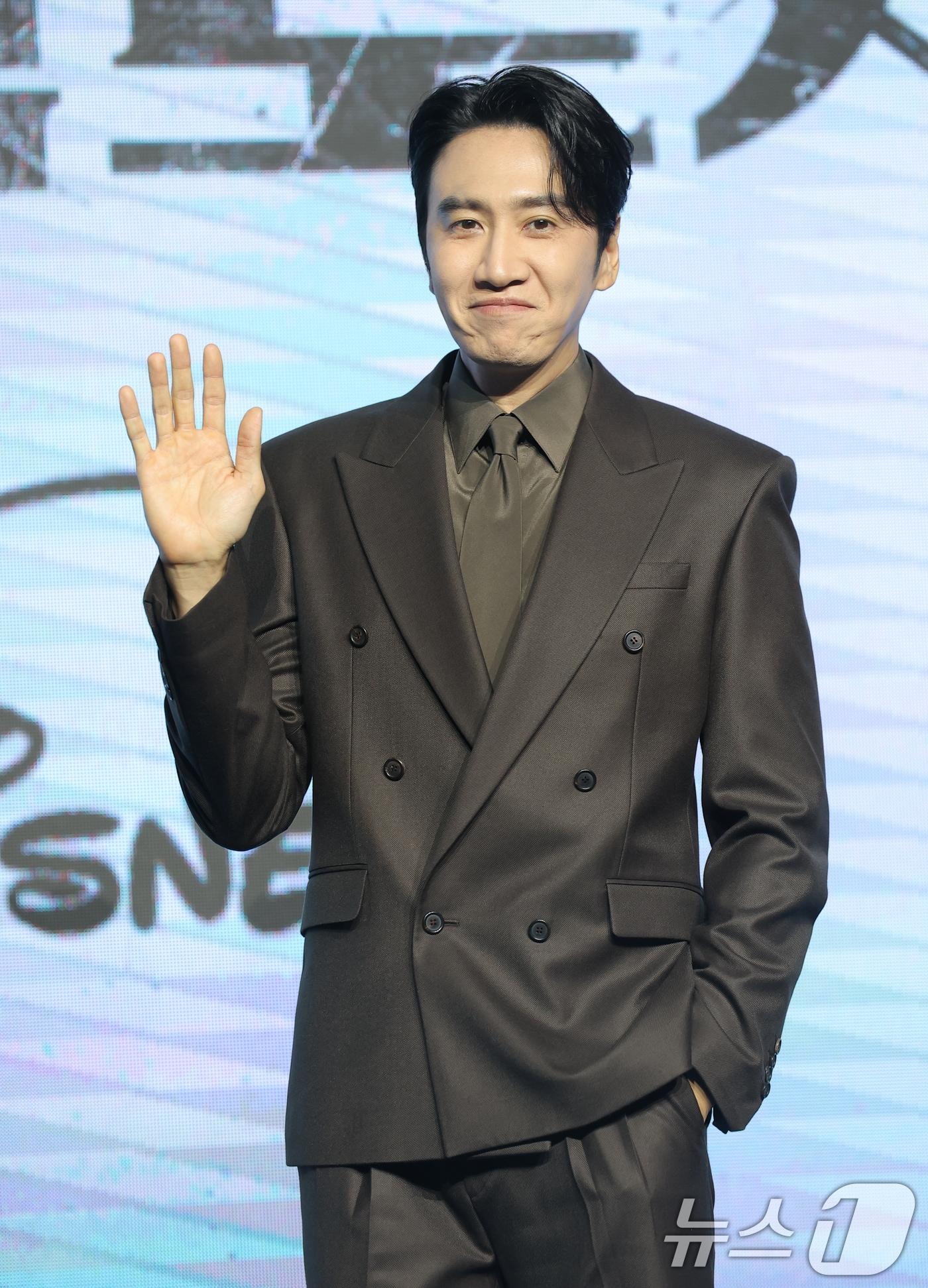 본문 이미지 - 배우 이광수가 3일 오전 서울 영등포구 콘래드 서울 호텔에서 열린 디즈니+ 오리지널 시리즈 ‘조각도시’(각본 오상호/연출 박신우) 제작발표회에서 포즈를 취하고 있다. ‘조각도시’는 평범한 삶을 살던 태중(지창욱 분)이 어느 날 억울하게 흉악한 범죄에 휘말려 감옥에 가게 되고, 모든 것은 요한(도경수 분)에 의해 계획되었다는 것을 알게 되면서 그를 향한 복수를 실행하는 액션 드라마다. 2025.11.3/뉴스1 ⓒ News1 권현진 기자