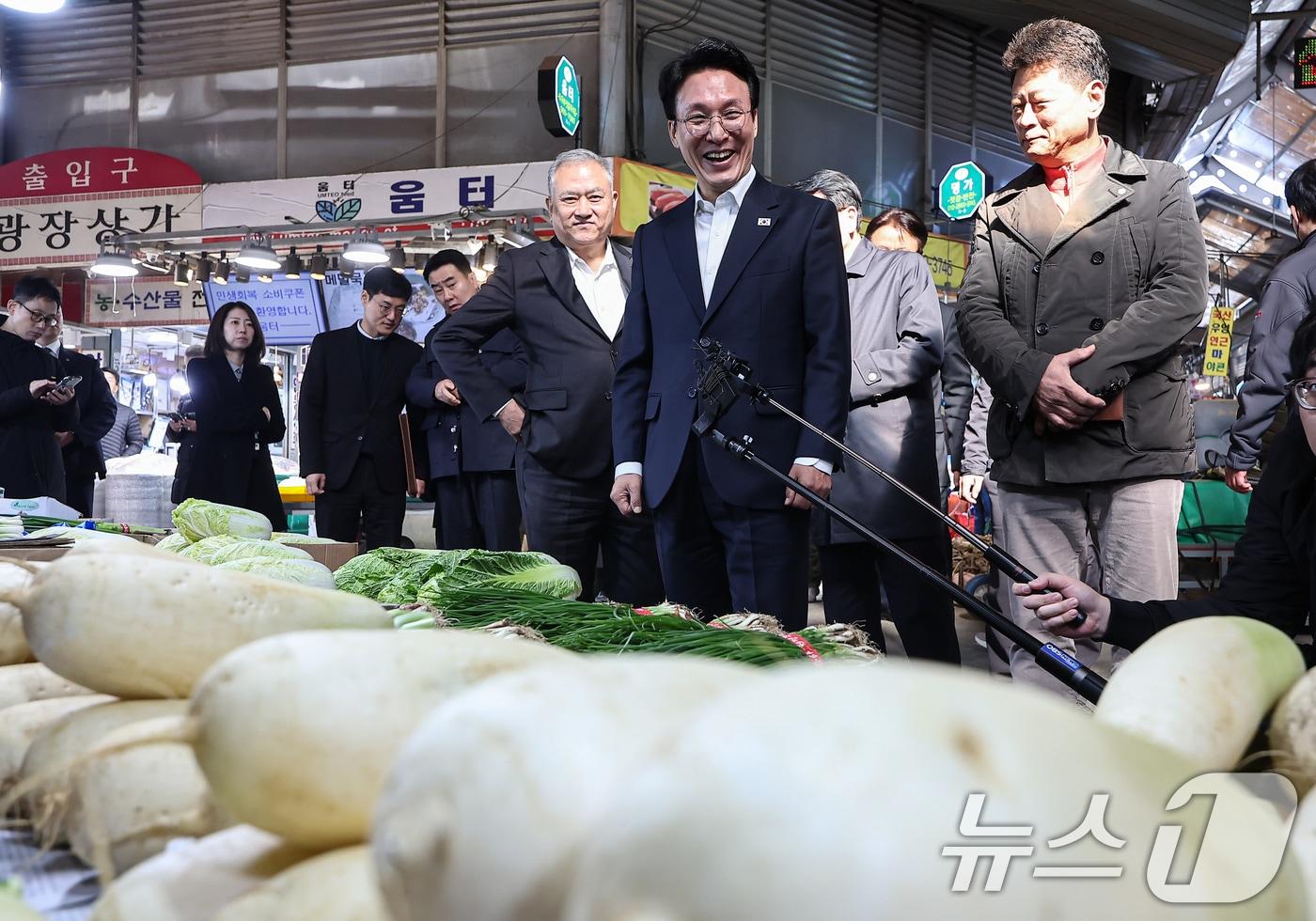 김민석 국무총리가 3일 김장 물가 점검차 서울 동대문구 경동시장을 방문해 김장 재료를 살펴보고 있다. 2025.11.3/뉴스1 ⓒ News1 김도우 기자