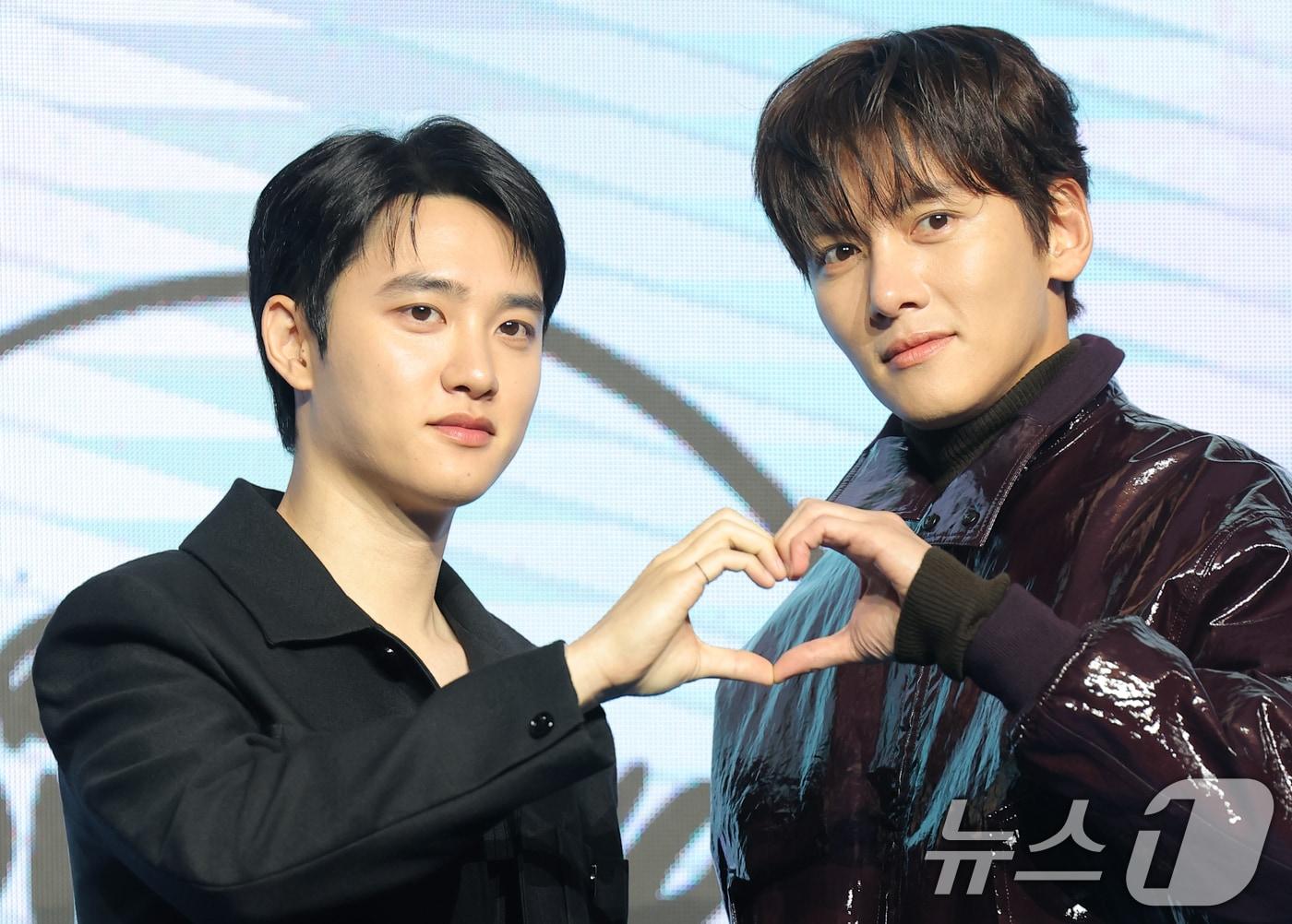 본문 이미지 - 배우 도경수와 지창욱(오른쪽)이 3일 오전 서울 영등포구 콘래드 서울 호텔에서 열린 디즈니+ 오리지널 시리즈 ‘조각도시’(각본 오상호/연출 박신우) 제작발표회에서 포즈를 취하고 있다. ‘조각도시’는 평범한 삶을 살던 태중(지창욱 분)이 어느 날 억울하게 흉악한 범죄에 휘말려 감옥에 가게 되고, 모든 것은 요한(도경수 분)에 의해 계획되었다는 것을 알게 되면서 그를 향한 복수를 실행하는 액션 드라마다. 2025.11.3/뉴스1 ⓒ News1 권현진 기자