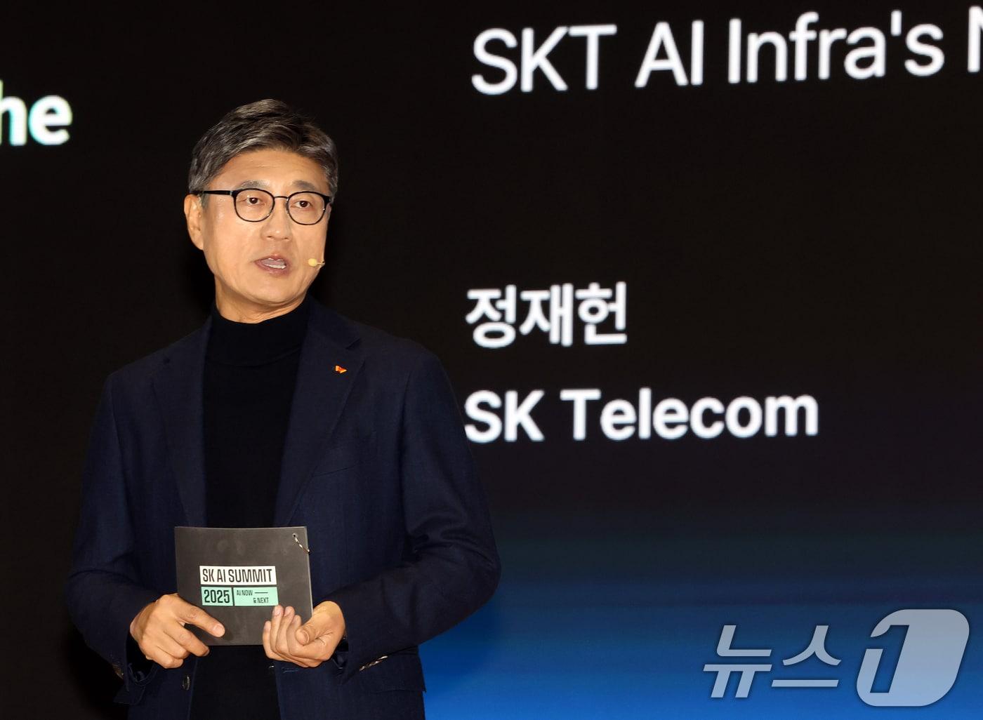 본문 이미지 - 정재헌 SK텔레콤 신임 사장&#40;CEO&#41;이3일 오전 서울 강남구 코엑스에서 열린 ‘SK AI서밋 2025’에서 기조연설을 하고 있다. 2025.11.3/뉴스1 ⓒ News1 황기선 기자