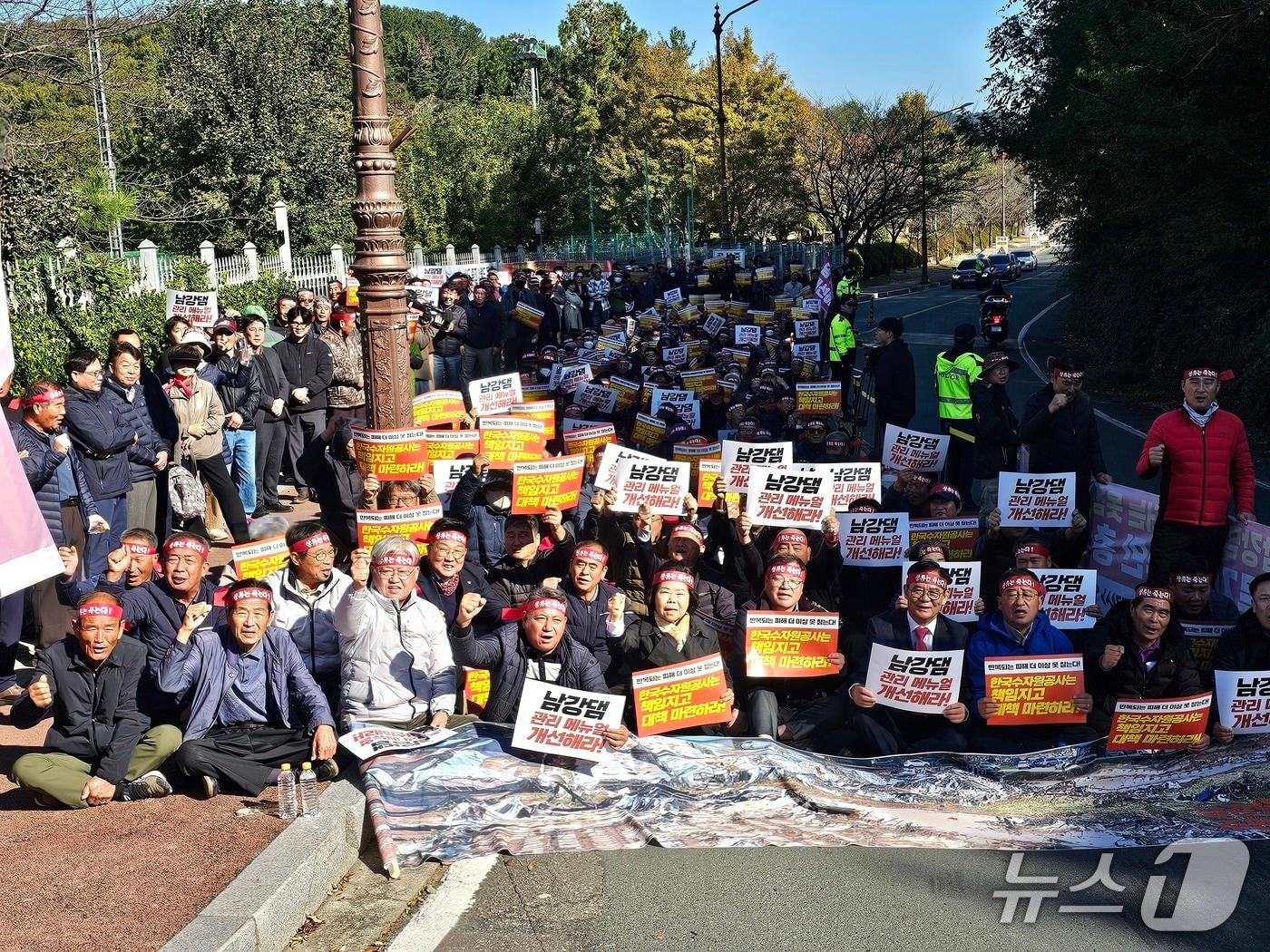본문 이미지 - 산청 주민들이 3일 한국수자원공사 남강댐지사 앞에서 집회를 열고 수해 피해 예방 대책 마련을 촉구하고 있다. 2025.11.3/뉴스1 한송학기자