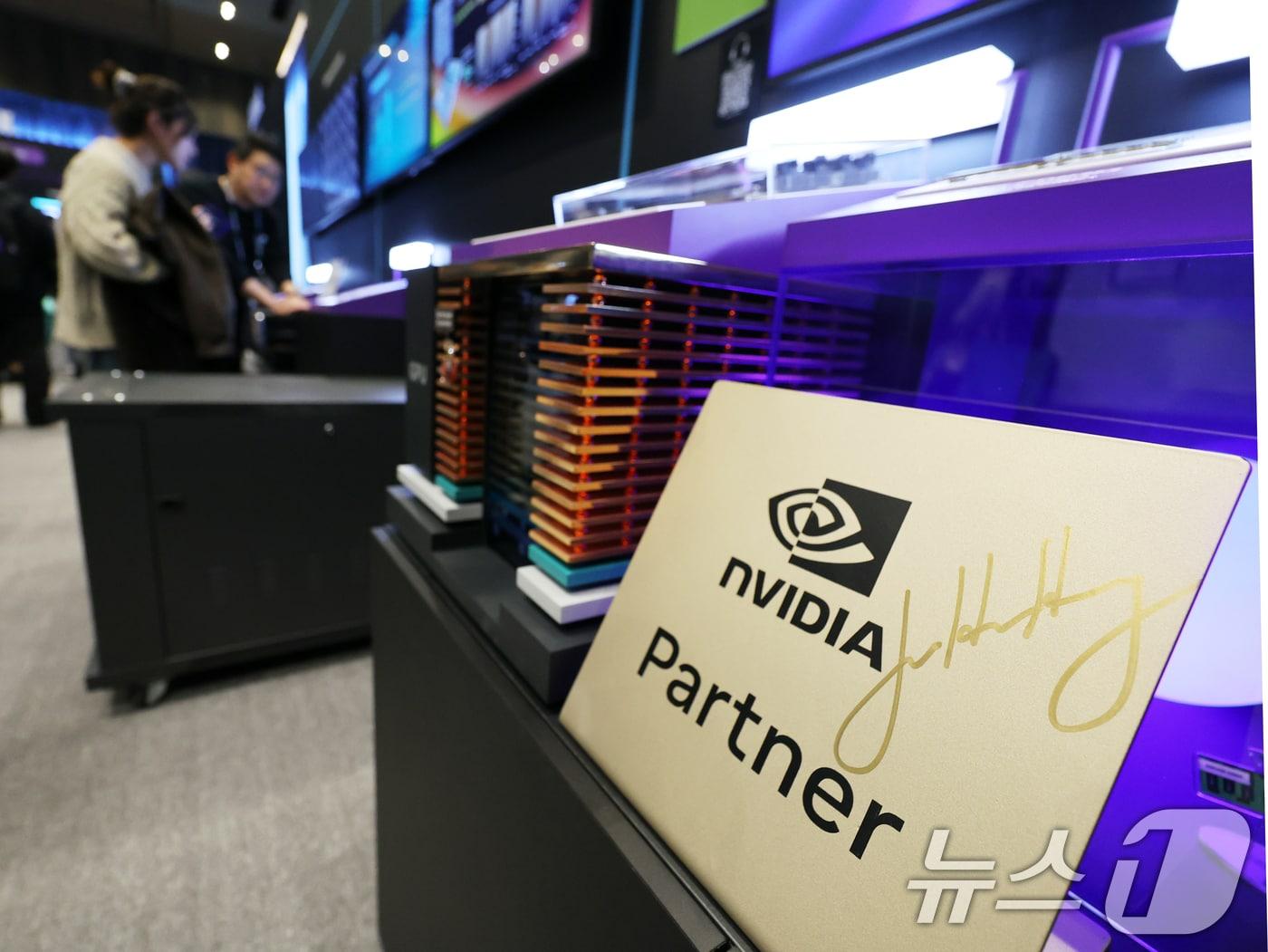 본문 이미지 - 3일 서울 강남구 코엑스에서 열린 ‘SK AI서밋 2025’에서 SK하이닉스 부스에 젠슨 황 엔비디아 최고경영자&#40;CEO&#41; 사인이 진열돼 있다. 2025.11.3/뉴스1 ⓒ News1 황기선 기자