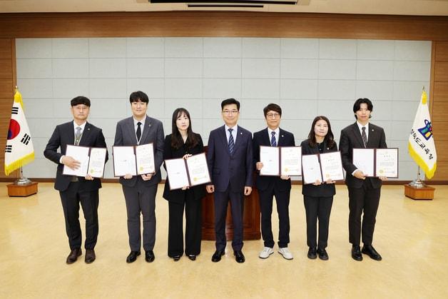 본문 이미지 - 친절교직원·민원만족도 평가 우수부서·직원 표창 수여식.&#40;충북교육청 제공. 재판매 및 DB금지&#41;/뉴스1