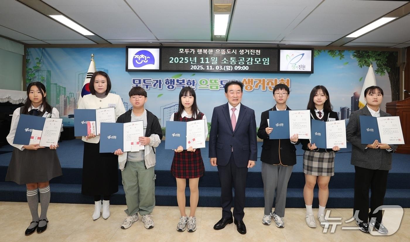 충북 진천군은 8회 책 읽는 진천 사업의 하나로 진행한 &#39;2025 진천의 책&#39; 전국 글쓰기 공모전 시상식을 3일 개최했다.&#40;진천군 제공, 재판매 및 DB금지&#41;/뉴스1