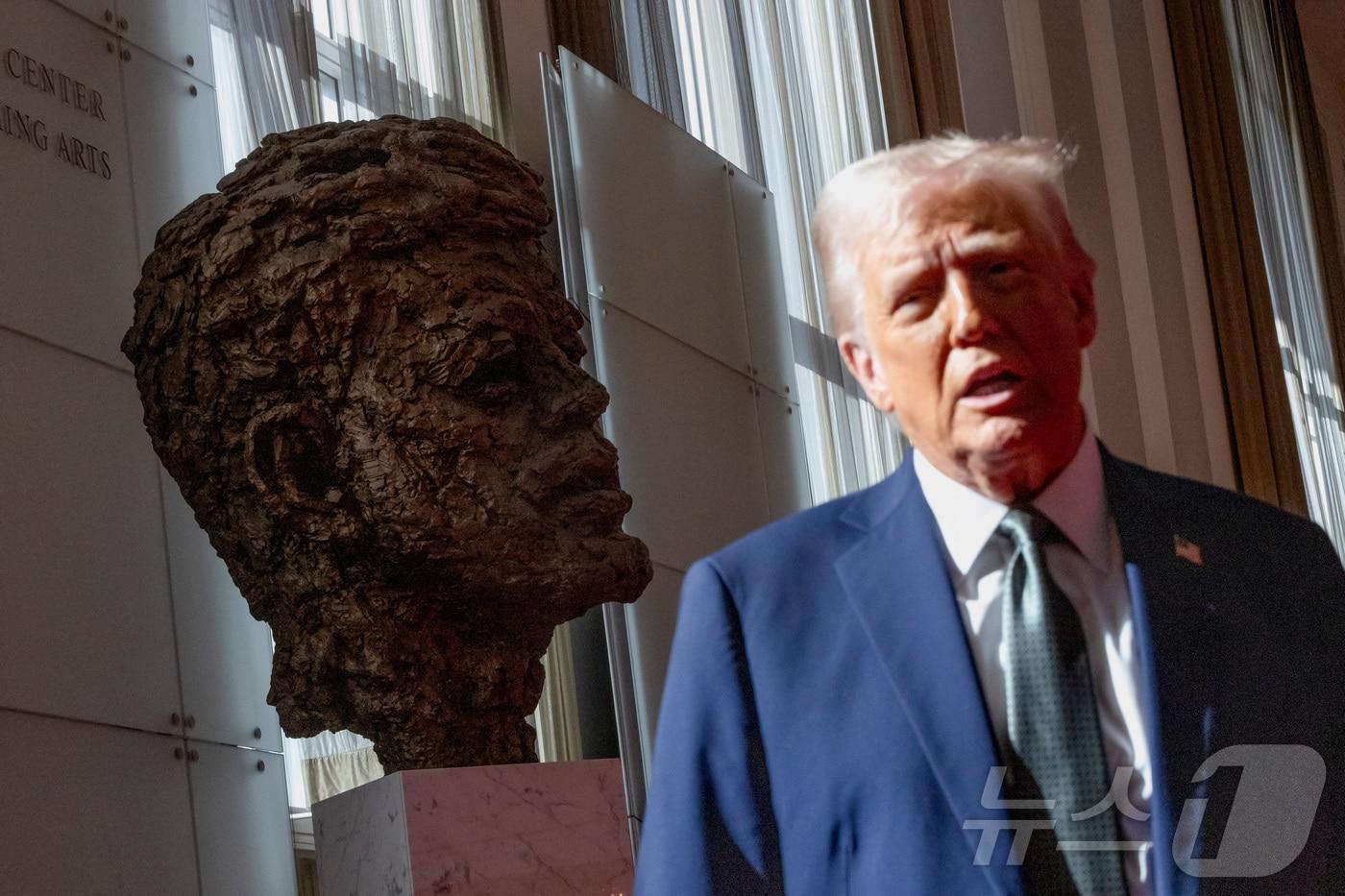 도널드 트럼프 미국 대통령이 3월 17일&#40;현지시간&#41; 워싱턴DC 케네디 센터에서 이사회에 참석한 뒤 취재진과 대화하고 있다. 2025.03.17. ⓒ 로이터=뉴스1 ⓒ News1 윤다정 기자