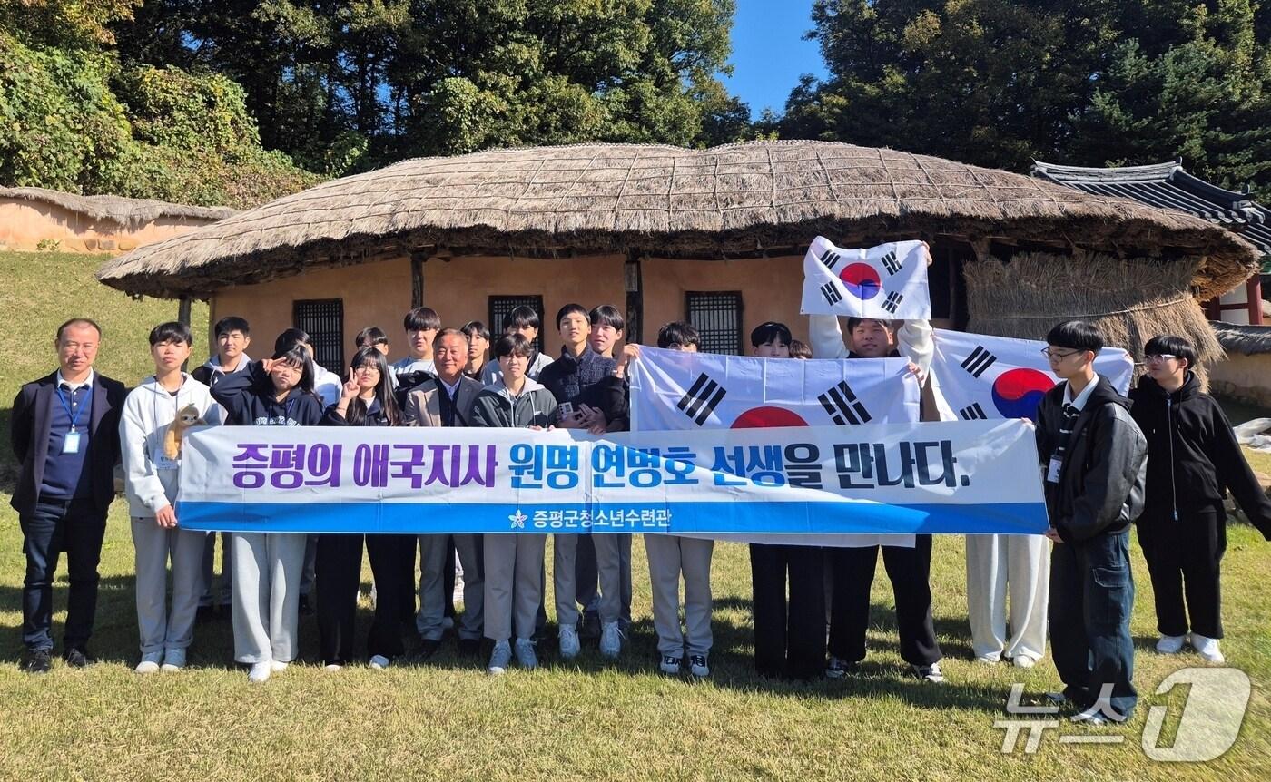 충북 증평군청소년수련관은 학생독립운동기념일을 맞아 3일 증평중학교 학생 20명을 대상으로 &#39;증평의 애국지사 연병호 선생을 만나다&#39; 프로그램을 운영했다.&#40;증평군 제공, 재판매 및 DB금지&#41;/뉴스1