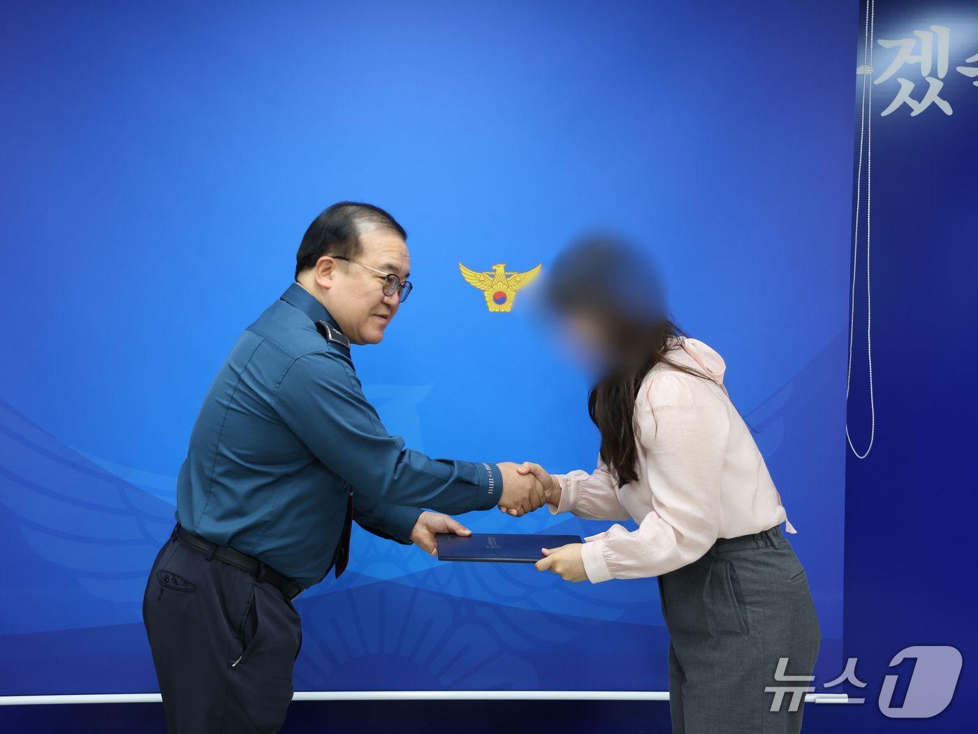 본문 이미지 - 김철우 광주 광산경찰서장이 3일 보이스피싱 피해를 예방한 은행원에게 감사장을 수여하고 있다. (광산서 제공. 재판매 및 DB 금지)