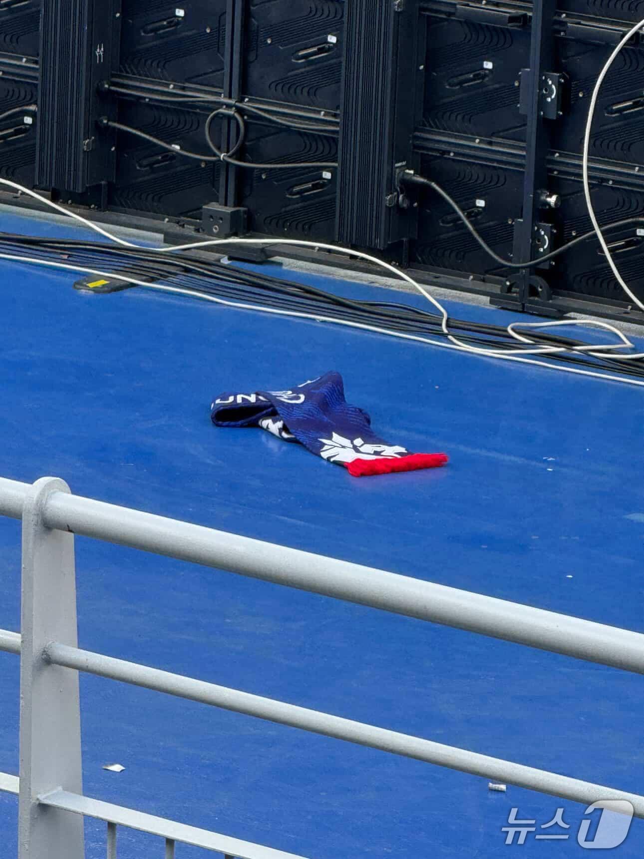 본문 이미지 - 지난 1일 수원전에서 패배한 뒤 충북청주FC 서포터즈들이 던진 머플러&#40;독자 제공. 재판매 및 DB금지&#41;./뉴스1