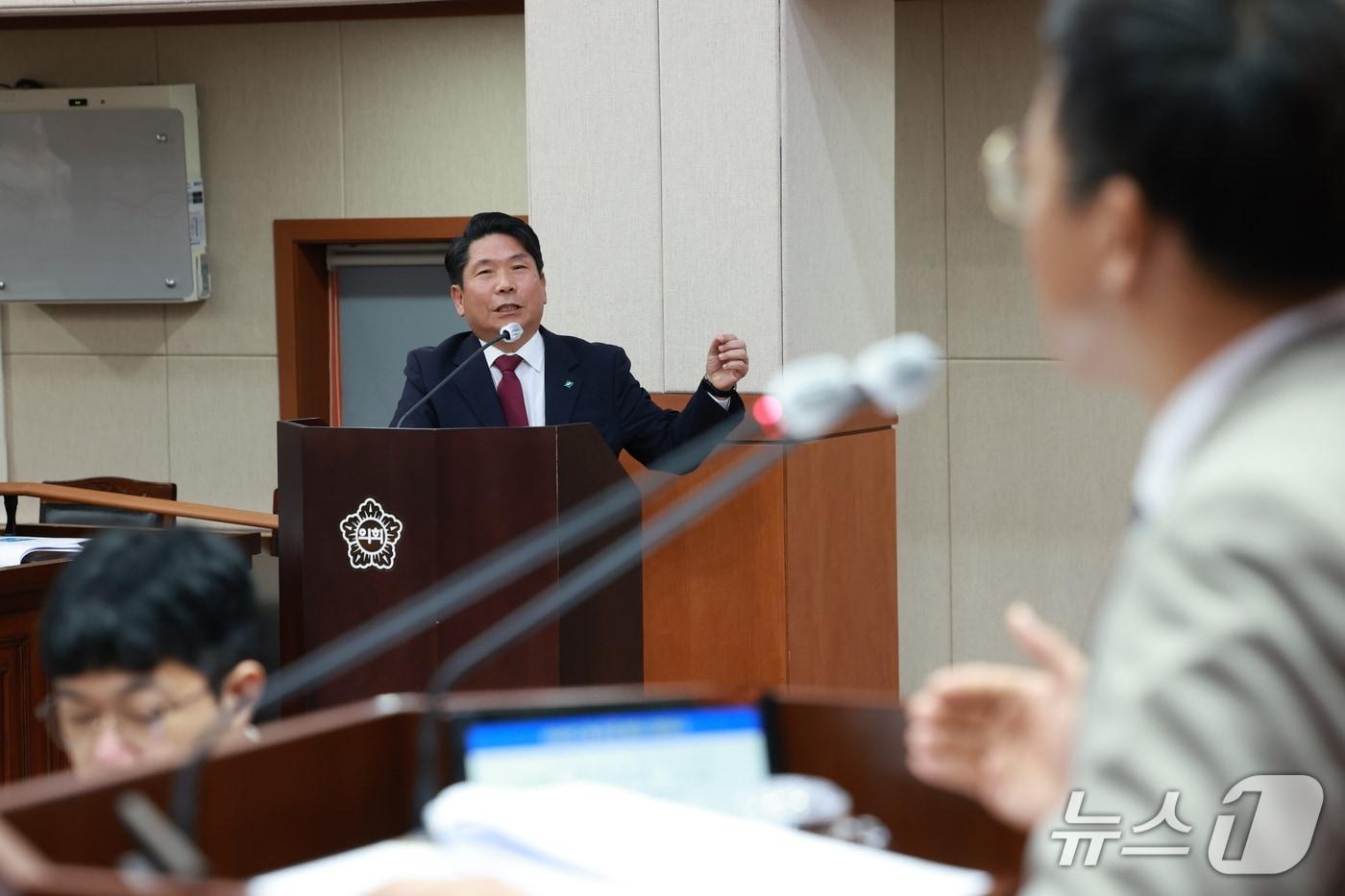  한국전력의 345kV 신평창~신원주 송전선로 제천 경유지를 놓고 김창규 제천시장&#40;왼쪽&#41;과 김수완 제천시의원이 설전을 벌이고 있다.&#40;제천시의회 제공. 재판매 및 DB금지&#41;./뉴스1