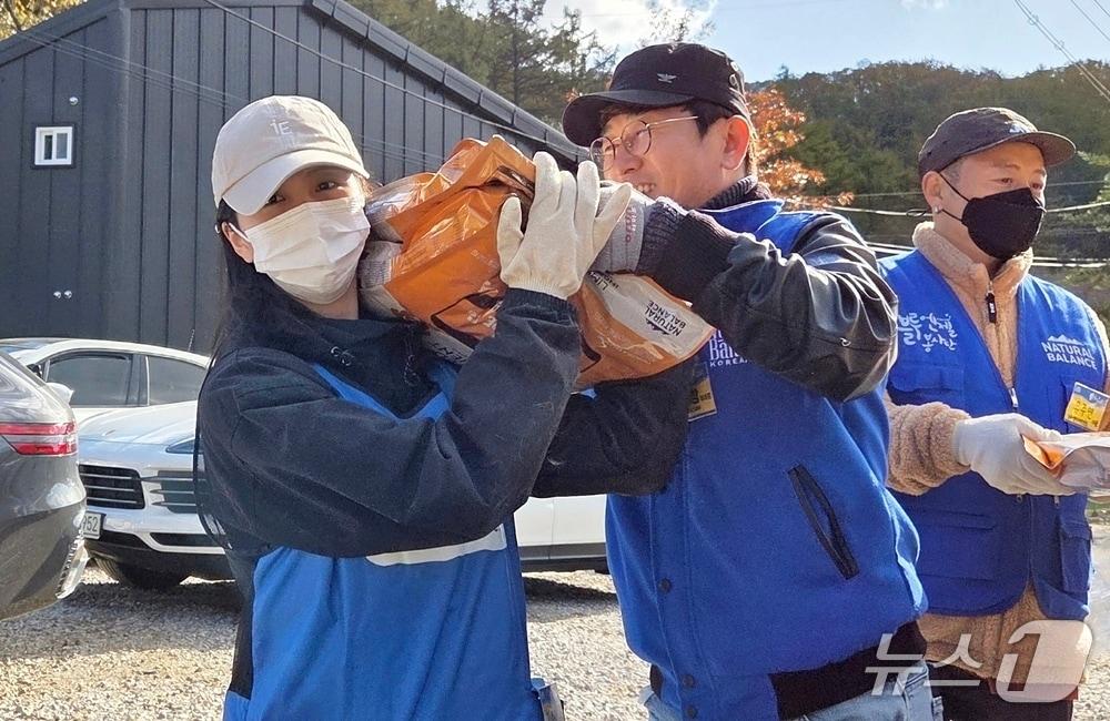 본문 이미지 - 배우 김소현이 지난 2일 진행된 내추럴발란스 블루엔젤봉사단 봉사활동에 참여해 사료를 나르고 있다. ⓒ 뉴스1 한송아 기자
