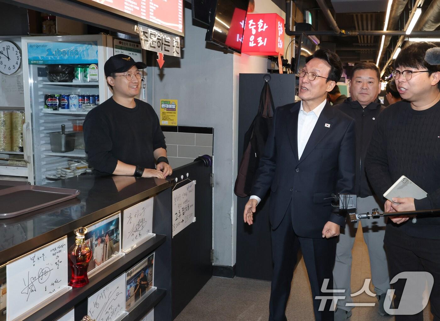 본문 이미지 - 김민석 국무총리가 3일 오전 서울 동대문구 경동시장에서 물가 동향을 점검한 후 시장 안에 있는 청년 창업자들의 공간인 청년몰을 방문해 청년들과 대화하고 있다. &#40;공동취재&#41; 2025.11.3/뉴스1 ⓒ News1 김도우 기자