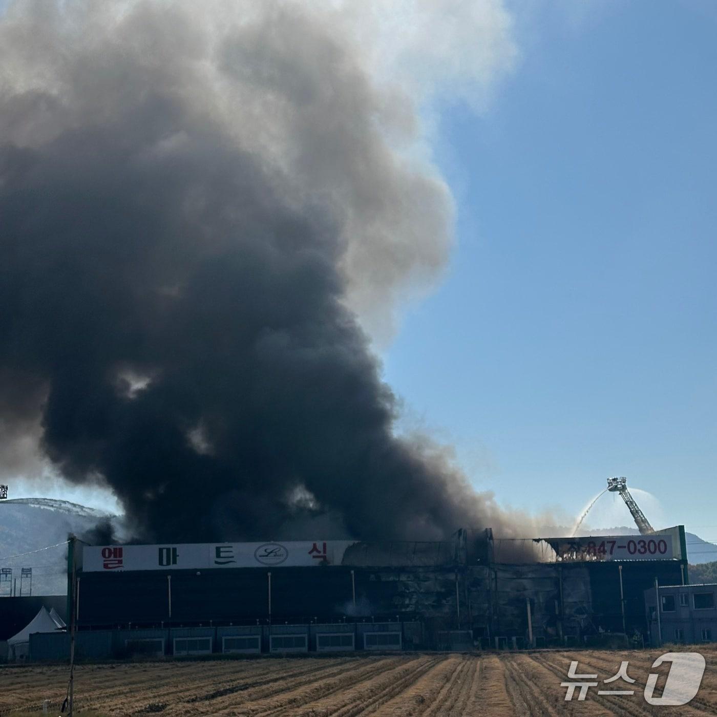 본문 이미지 - 3일 오전 10시 37분께 경기 양주시 삼숭동 삼숭교차로 인근의 마트에서 불이 난 모습 2025.11.3/뉴스1 ⓒ News1 이상휼 기자