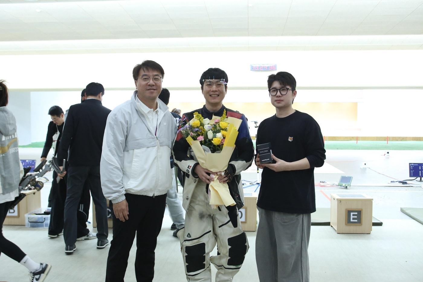 왼쪽부터 이현태 코치와 KT 김상도, 박하준.&#40;KT 스포츠단 제공&#41; / 뉴스1 ⓒ News1