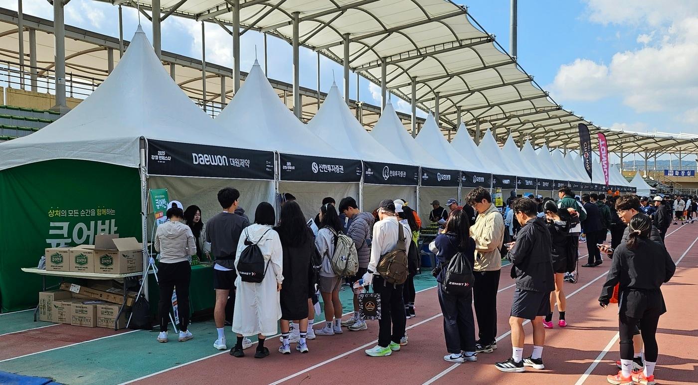 강철공무원 런페스타에 참여한 공무원과 시민들이 큐어반 부스에 방문하고 있다.&#40;대원제약 제공&#41;/뉴스1