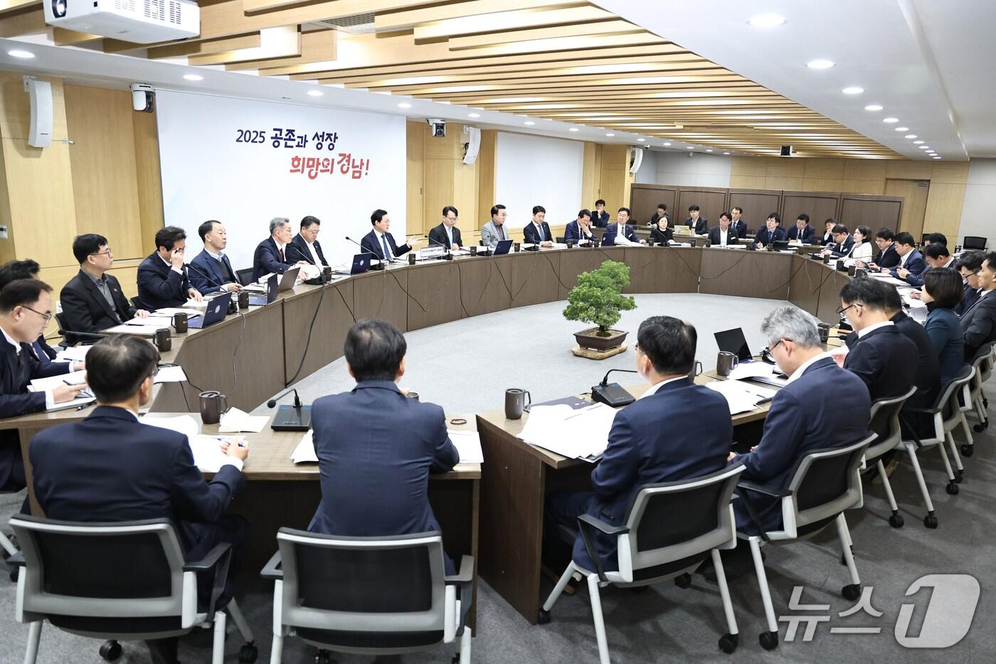 경남도 관계자들이 3일 도청 회의실에서 박완수 지사 주재 확대간부회의를 진행하고 있다.&#40;경남도 제공. 재판매 및 DB금지&#41;