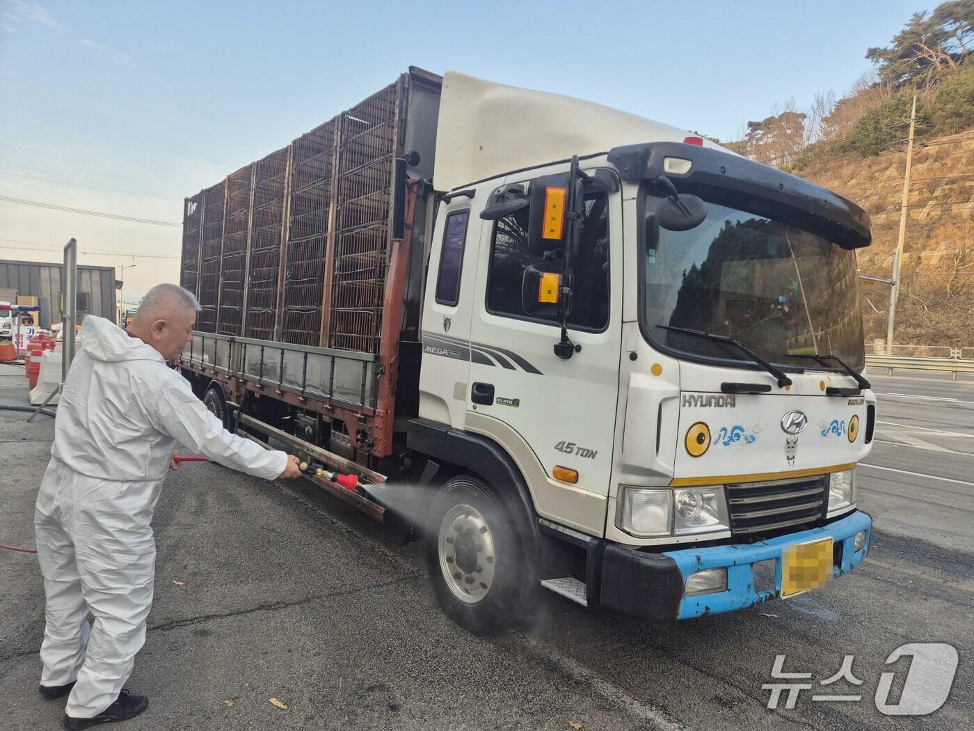 본문 이미지 - 전북 남원시가 고병원성 조류인플루엔자 확산 차단을 위해 방역초소를 확대 운영한다.&#40;남원시 제공. 재판매 및 DB금지&#41;/뉴스1