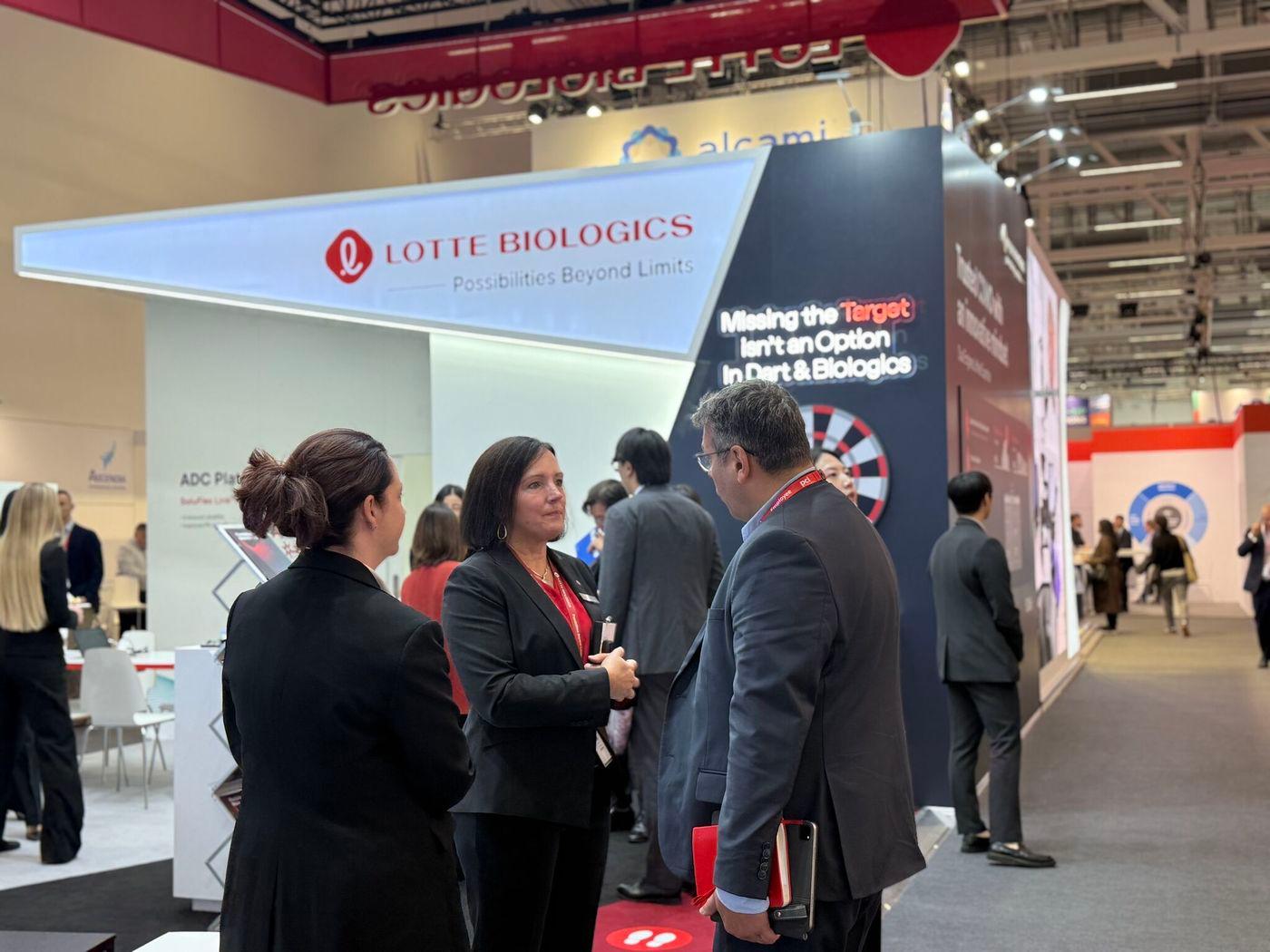 본문 이미지 -  롯데바이오로직스의 'CPHI Worldwide 2025' 전시 부스 전경. (롯데바이오로직스 제공)