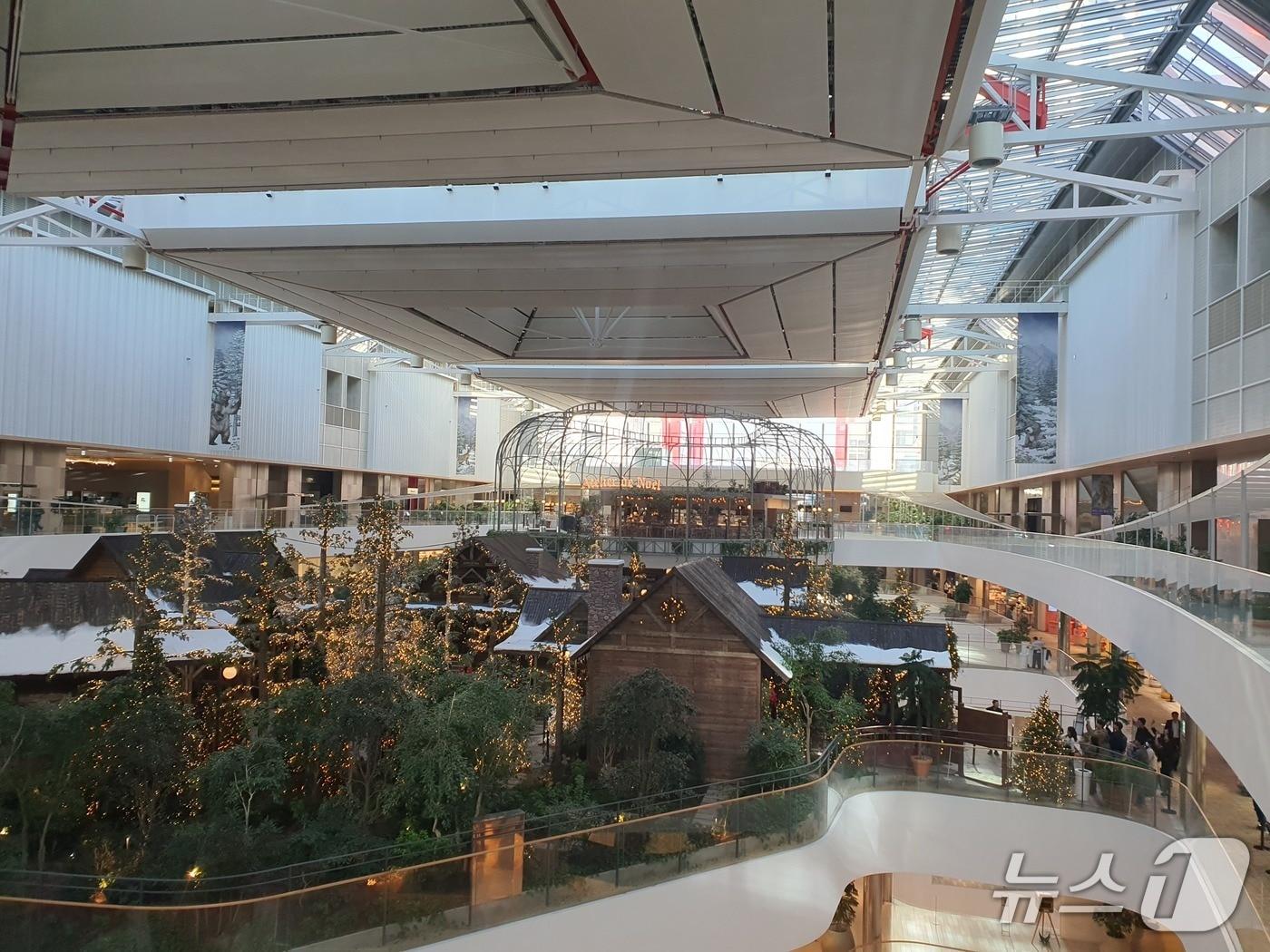 본문 이미지 - 3일 오전 현대백화점 더현대 서울 5층 사운즈 포레스트에 조성된 '해리의 크리스마스 공방' H빌리지 전경.