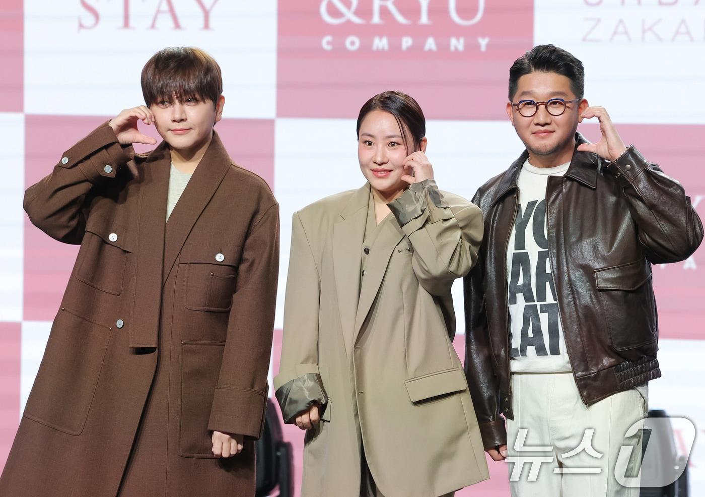 어반자카파(URBAN ZAKAPA) 권순일(왼쪽부터)과 조현아, 박용인이 3일 오후 서울 강남구 일지아트홀에서 가진 신보 EP앨범 ‘STAY’ 발매 기념 음감회에 참석해 포즈를 취하고 있다. 2025.11.3/뉴스1 ⓒ News1 권현진 기자