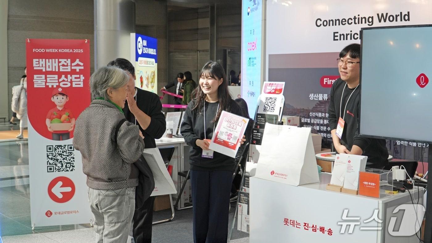 롯데글로벌로지스는 지난 10월 29일부터 11월 1일까지 서울 삼성동 코엑스에서 열린 국내 최대 국제 종합 식품전시회 제20회 서울국제식품산업전에 참가해 식품 물류 분야의 통합 솔루션과 차별화된 배송 서비스를 성공적으로 선보였다고 3일 밝혔다. &#40;롯데글로벌로지스 제공&#41;