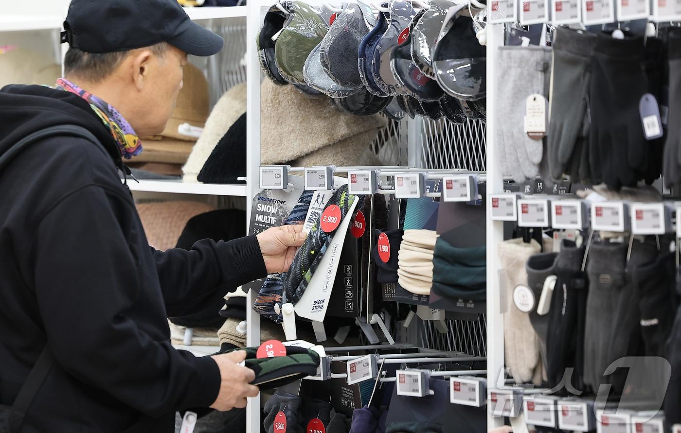 기온이 큰 폭으로 떨어지며 초겨울 날씨를 보인 3일 서울 시내 한 대형마트를 찾은 한 시민이 방한용품을 고르고 있다. 2025.11.3/뉴스1 ⓒ News1 김진환 기자