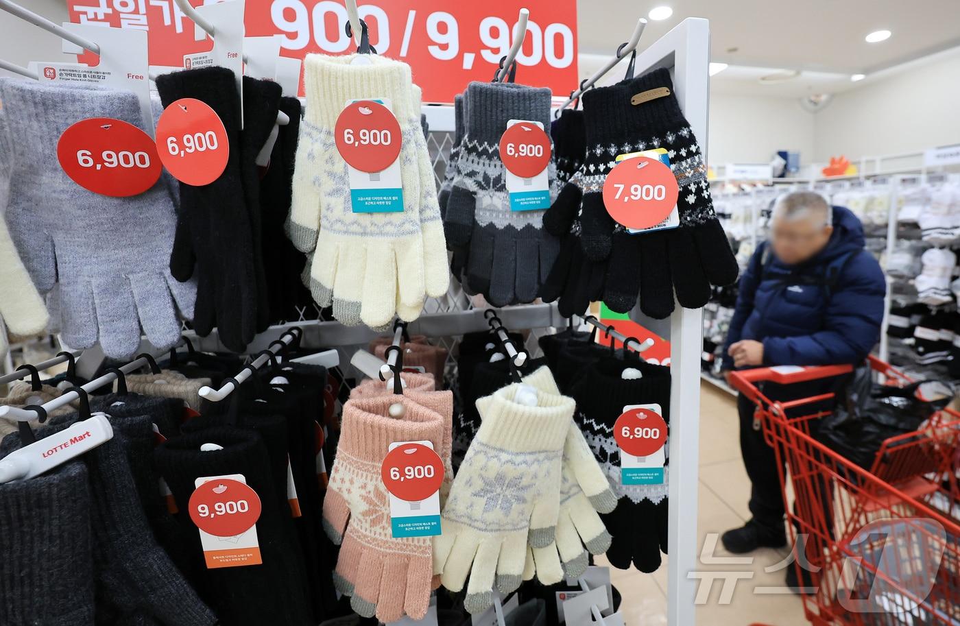 기온이 큰 폭으로 떨어지며 초겨울 날씨를 보인 3일 서울 시내 한 대형마트에 방한용품이 진열되어 있다. 2025.11.3/뉴스1 ⓒ News1 김진환 기자