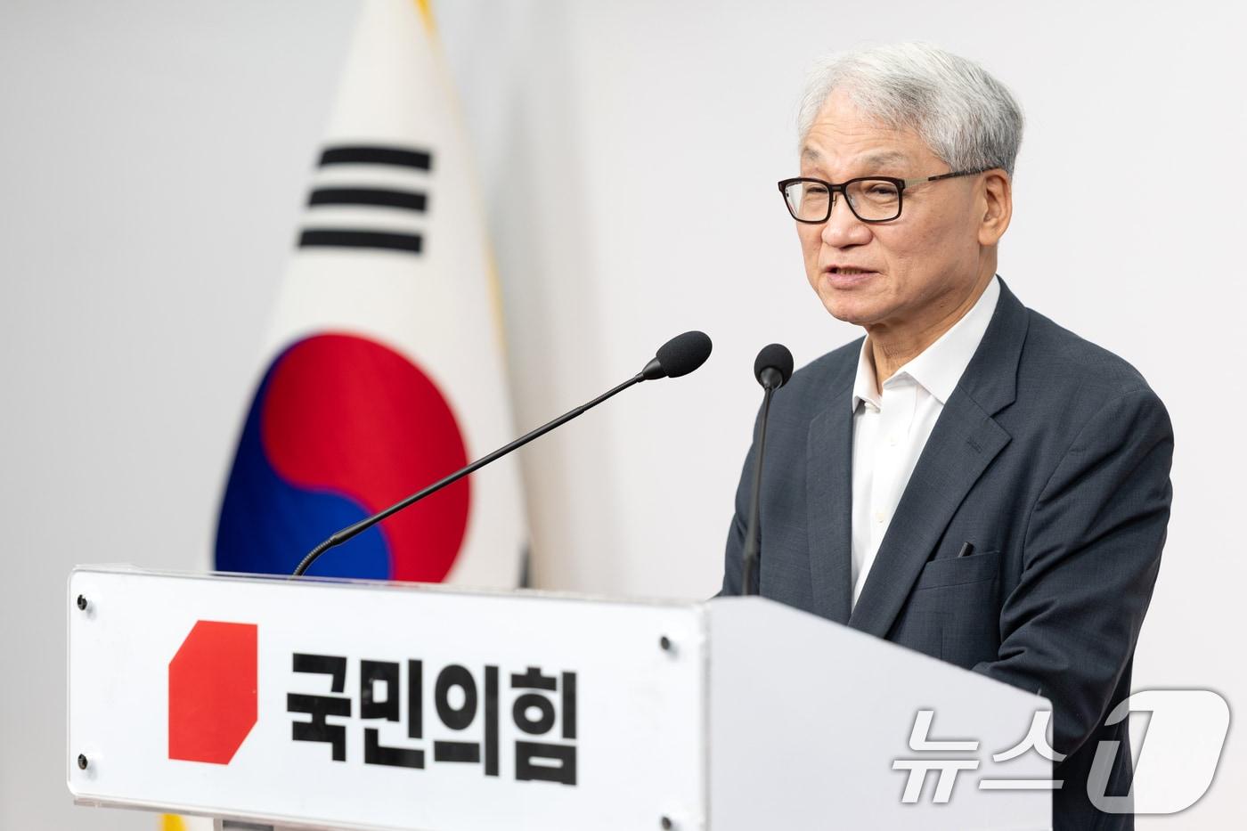 지난 11월 3일 여상원 국민의힘 중앙윤리위원장이 사회관계망서비스(SNS) 및 방송에서 계파 갈등을 조장했다는 이유로 윤리위에 회부된 김종혁 전 최고위원에게는 징계 없이 주의를, 사전 정보를 취득해 재개발 주택을 매입했다는 의혹이 제기된 조병길 부산 사상구청장에게는 중징계인 제명 조처를 내렸다는 발표를 하고 있는 모습. 2025.11.3/뉴스1 ⓒ News1 이승배 기자