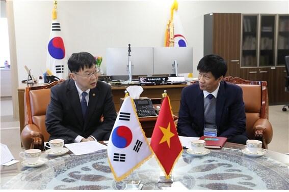 본문 이미지 - (왼쪽)안형준 국가데이터처장이 베트남 통계청 응우옌 탄 즈엉 부청장과 면담하고 있다.(국가데이터처 제공)