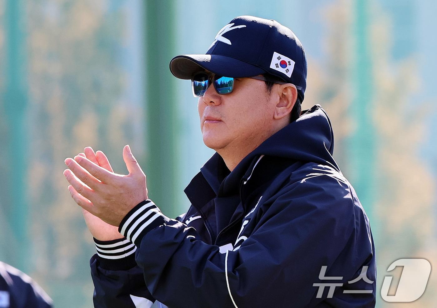 야구 국가대표팀 류지현 감독이 3일 오후 경기 고양시 국가대표 야구훈련장에서 훈련하는 선수들을 격려하고 있다. 대표팀은 오는 8,9일 체코에 이어 15,16일에 일본과의 평가전 경기를 치를 예정이다. 2025.11.3/뉴스1 ⓒ News1 구윤성 기자