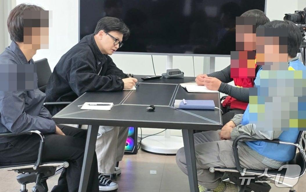 본문 이미지 - 경기도 남부 민심경청로드에 나선 한동훈 전 국민의힘 대표가 지난 10월 29일 경기도 평택시에서 반도체 공장 건설 현장에서 일하고 있는 청년 노동자들을 만나 애로점, 건의사항 등을 듣고 있는 모습. (SNS 갈무리)  ⓒ 뉴스1 